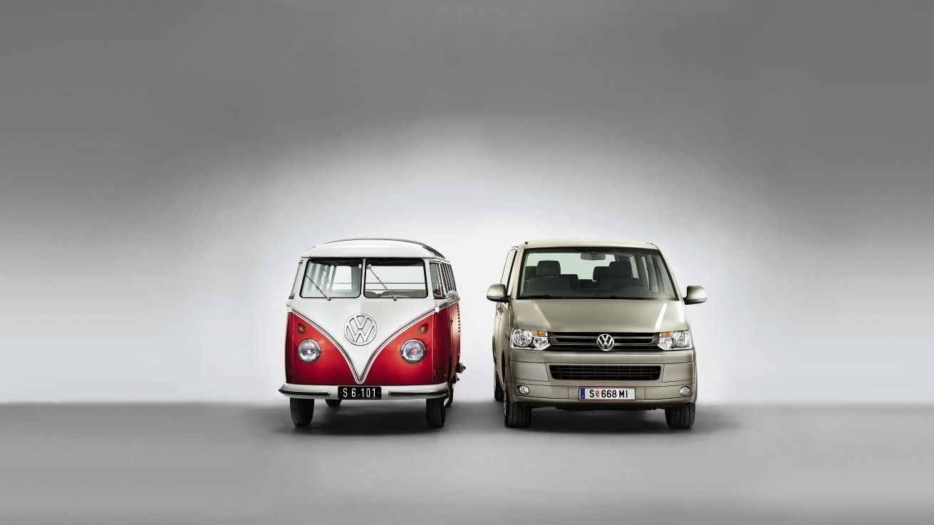 VW T1 steht neben einem VW T5