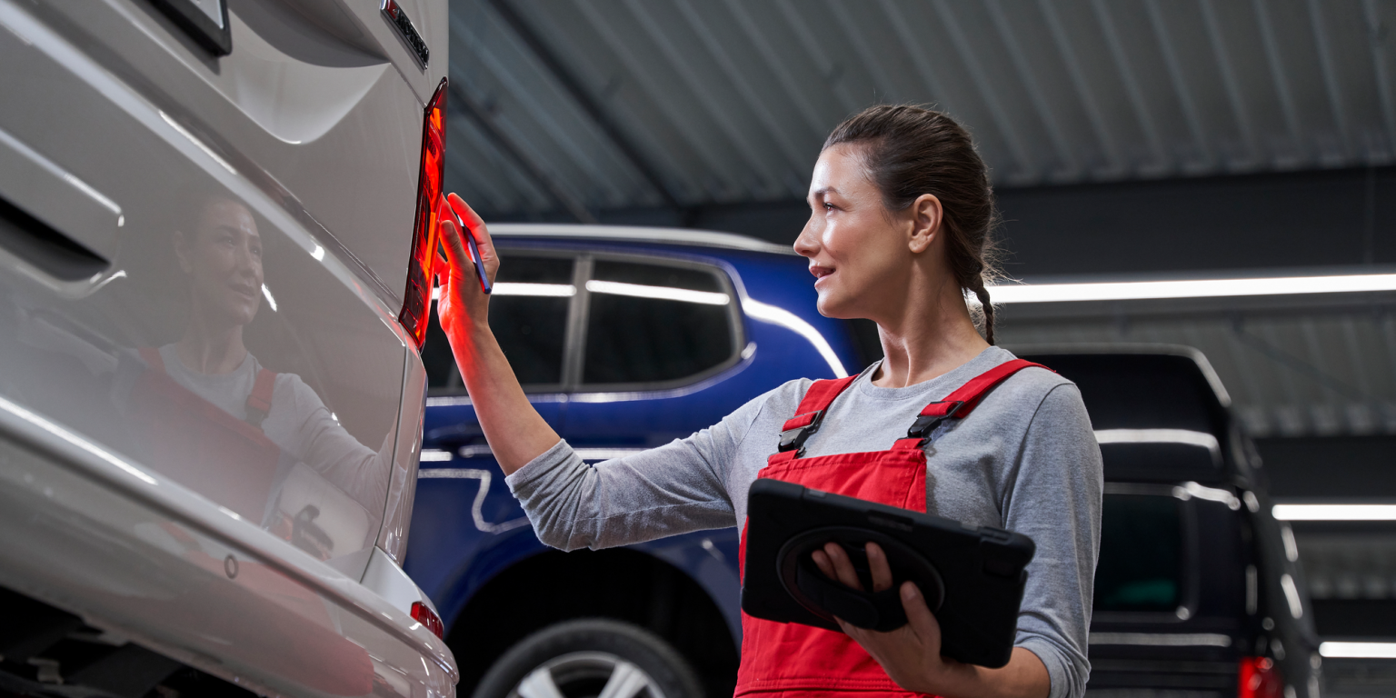 VW Nutzfahrzeuge Technikerin bei der Kontrolle