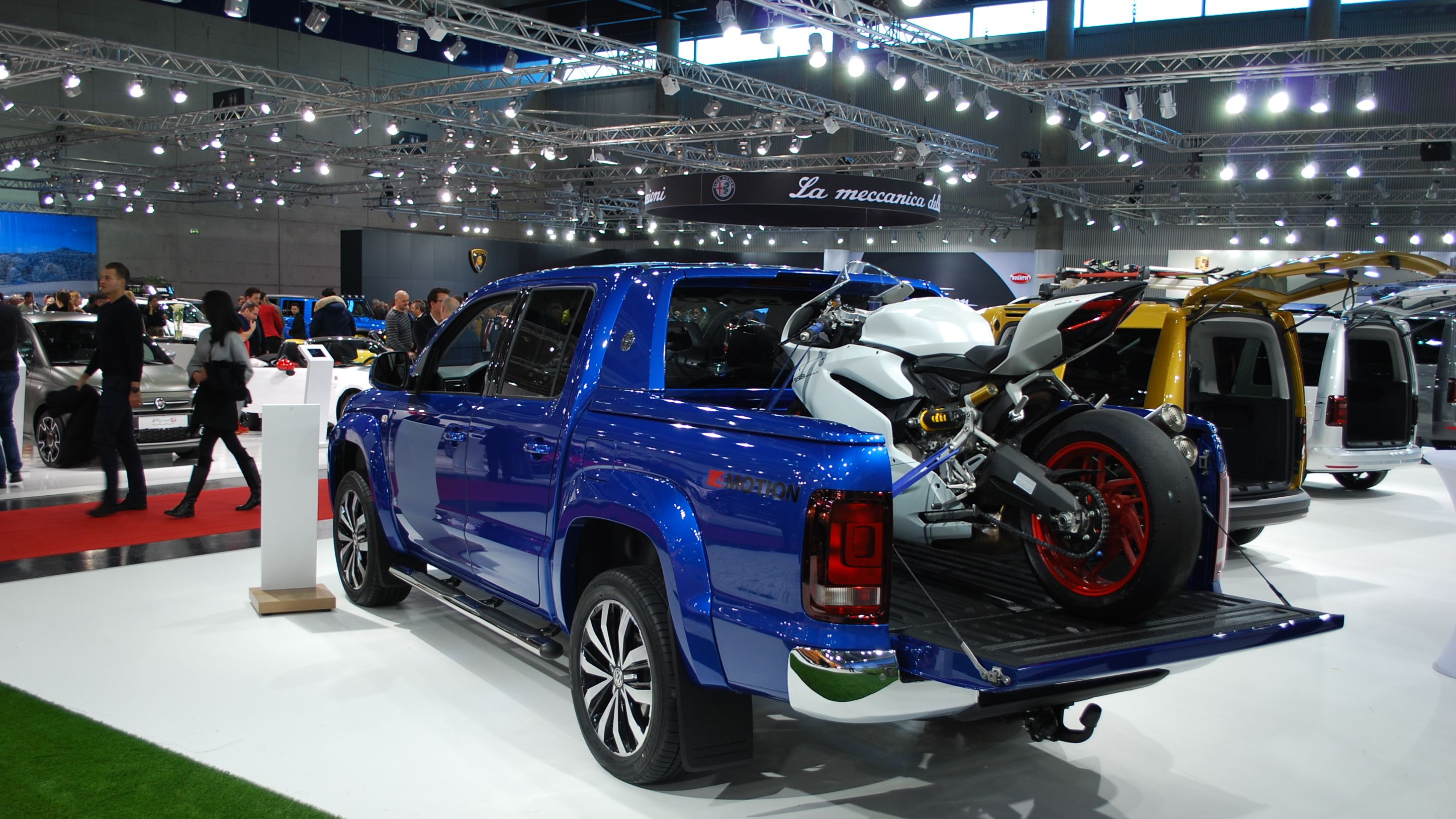 ravennablauer VW Amarok mit Ducati Panicale