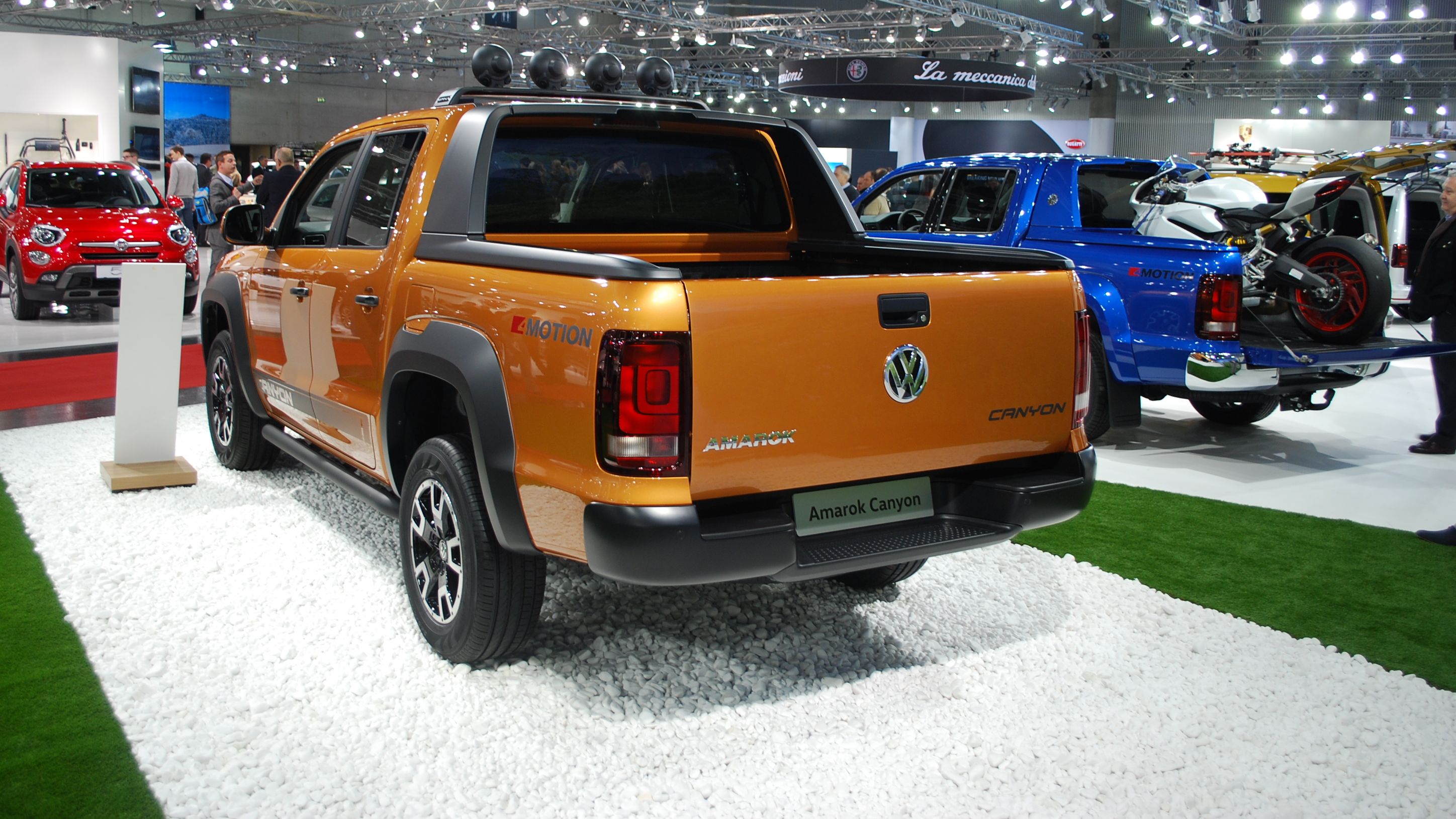 VW Amarok Aventura blau und Canyon orange