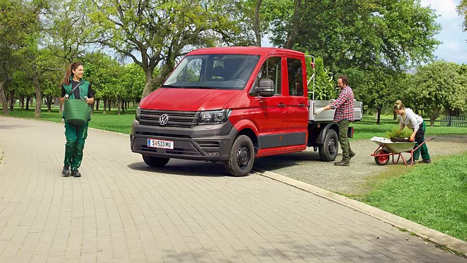 Crafter Pritschwagen wird von Gärtner beladen