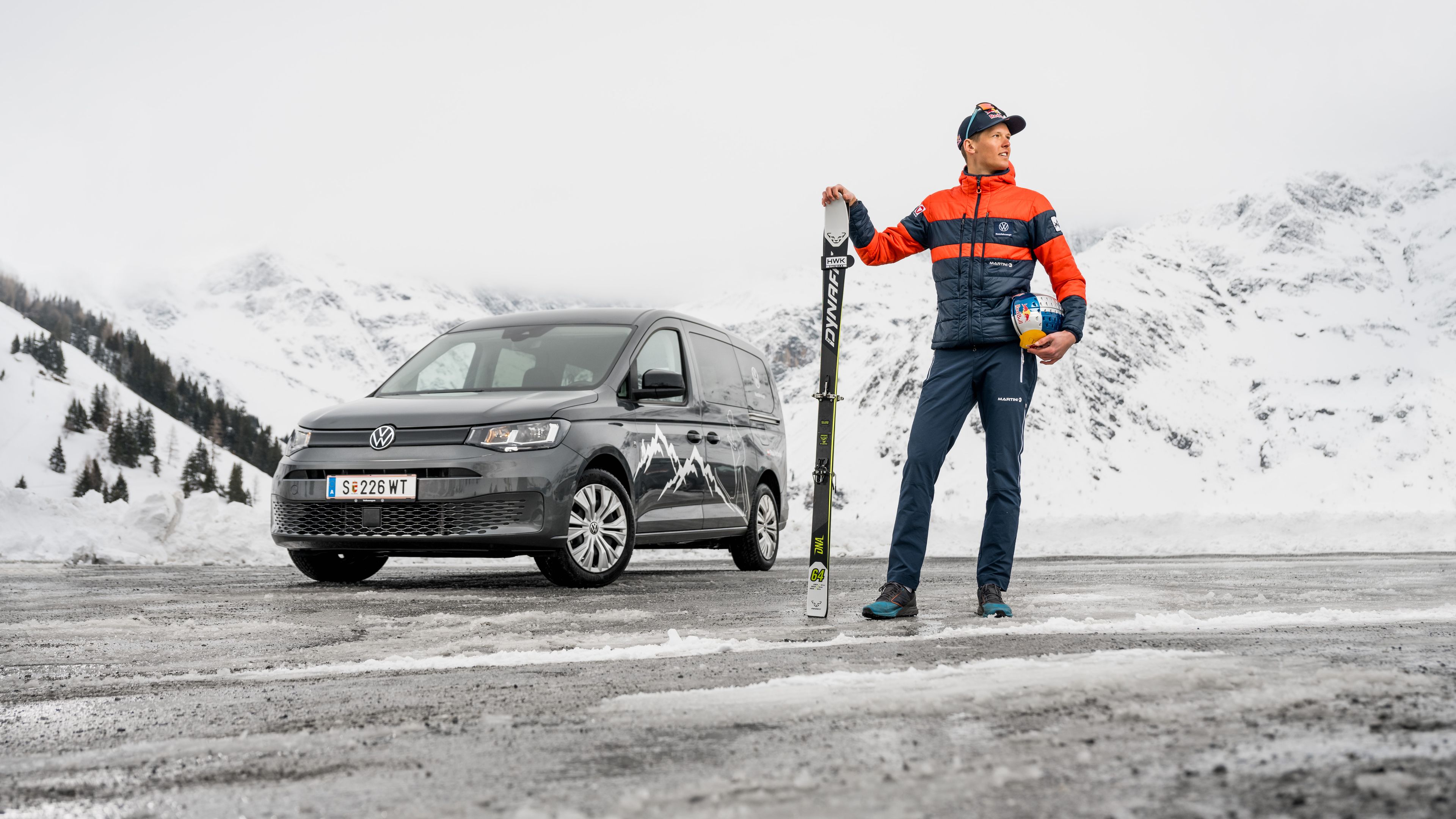 Paul Verbnjak steht mit seiner Schi -  Ausrüstung vor einem Caddy Maxi