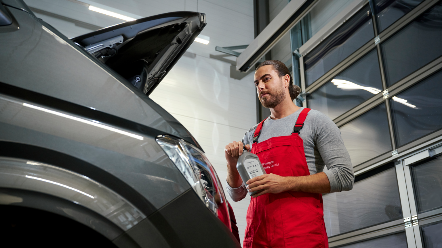 Ein VW Nutzfahrzeuge Service Partner beim Ölwechsel