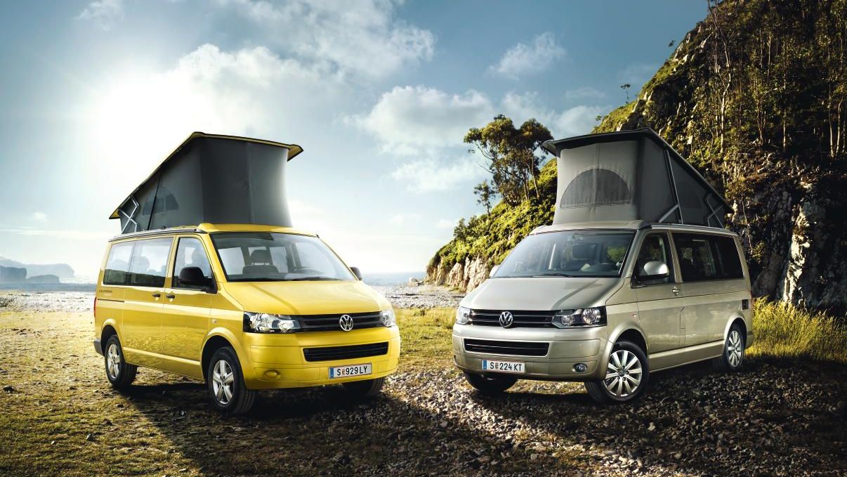 Zwei VW T5 California parken nebeneinander