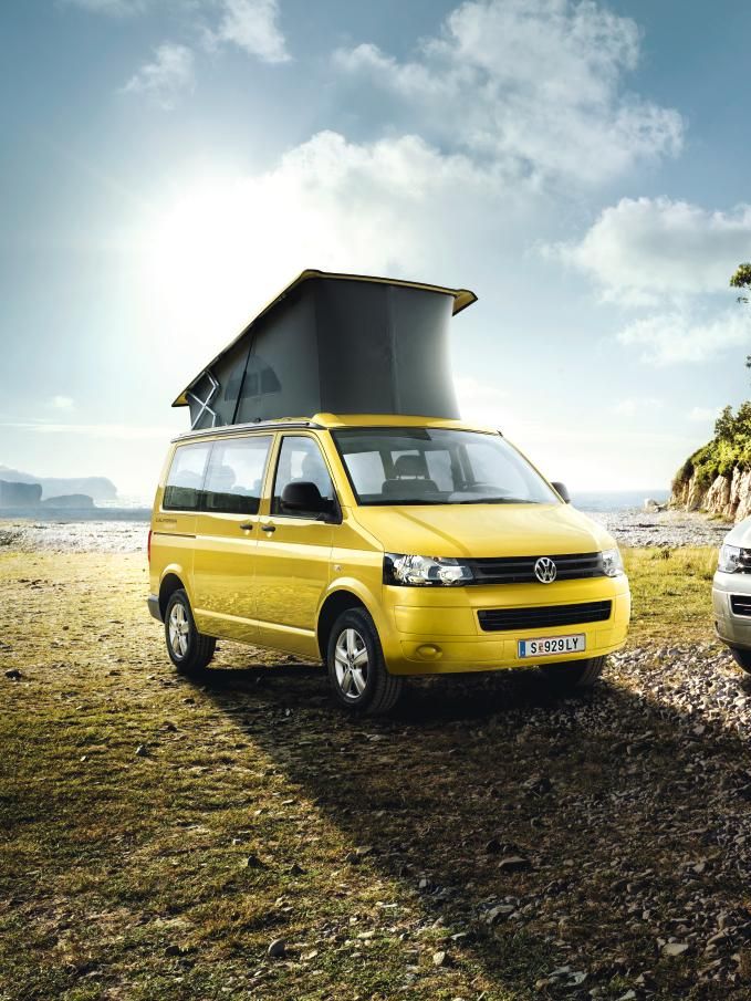 Zwei VW T5 California parken nebeneinander