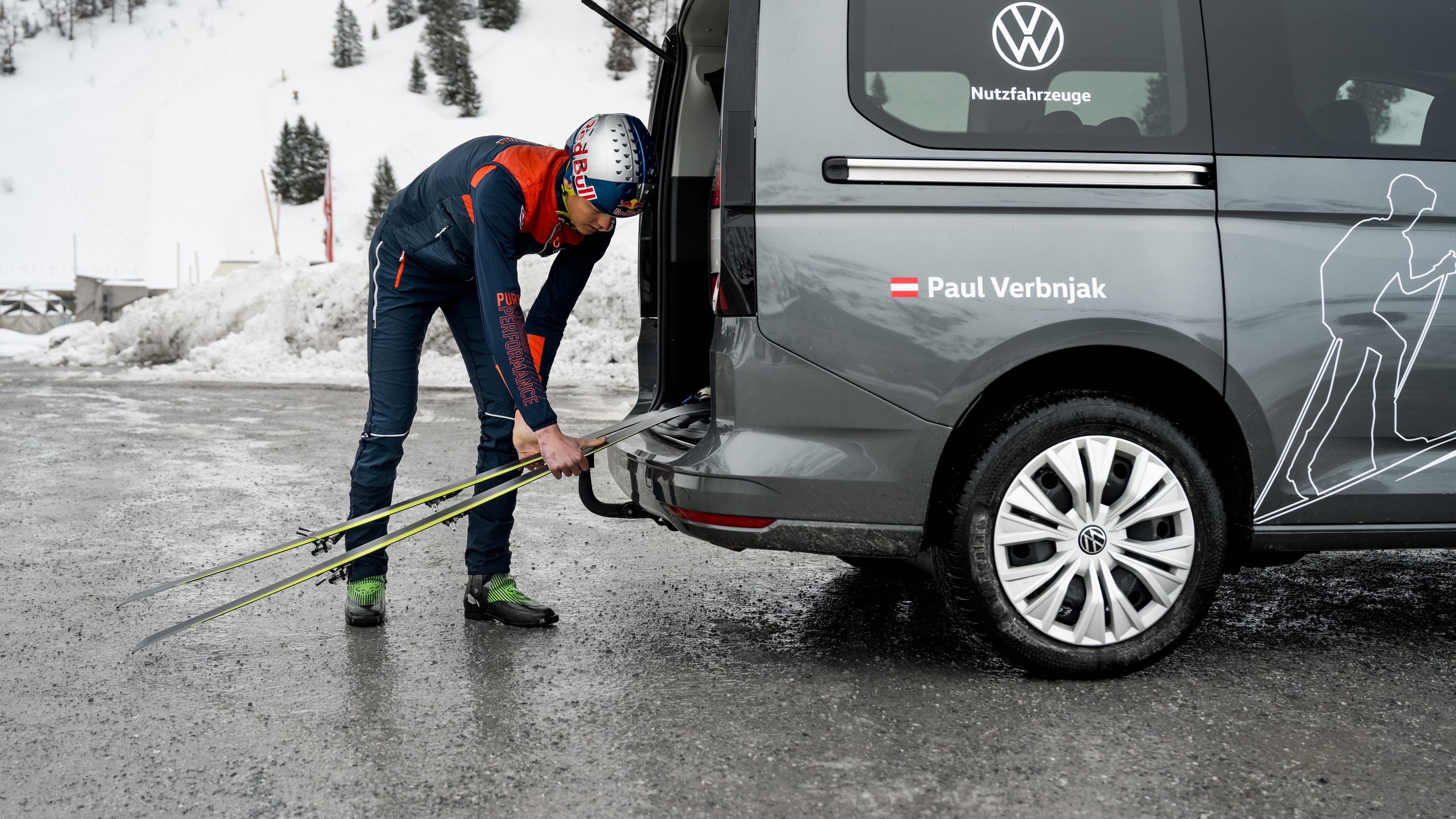 Paul Verbnjak belädt den Kofferraum seines VW Caddy mit Schi - Ausrüstung