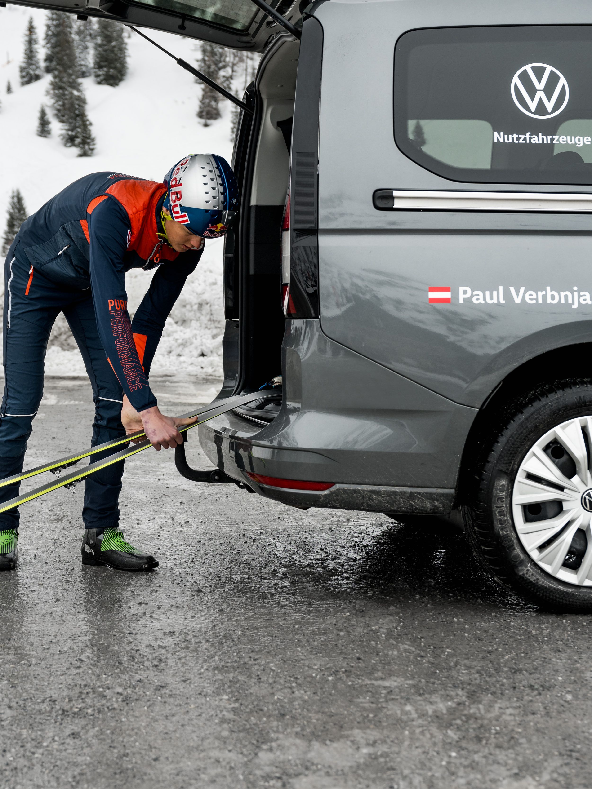 Paul Verbnjak belädt den Kofferraum seines VW Caddy mit Schi - Ausrüstung