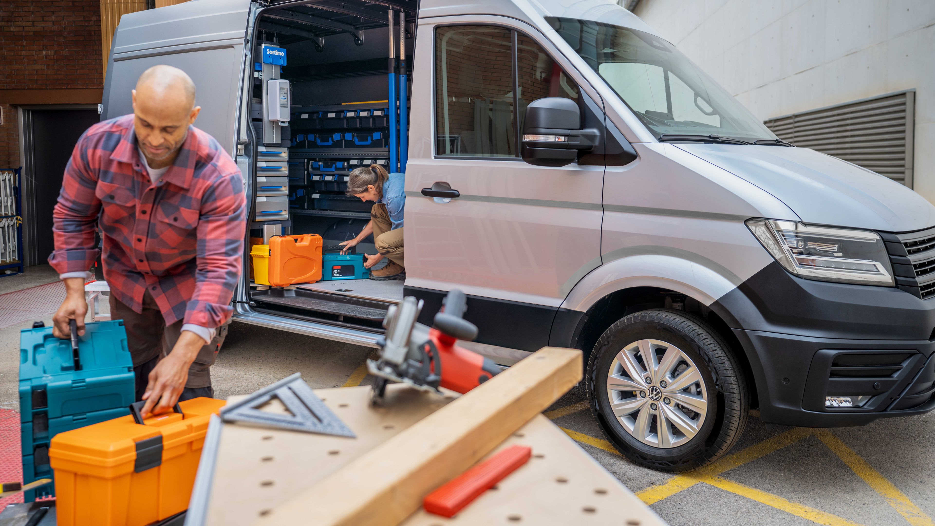 Zwei Handwerker bei einem Crafter Kastenwagen