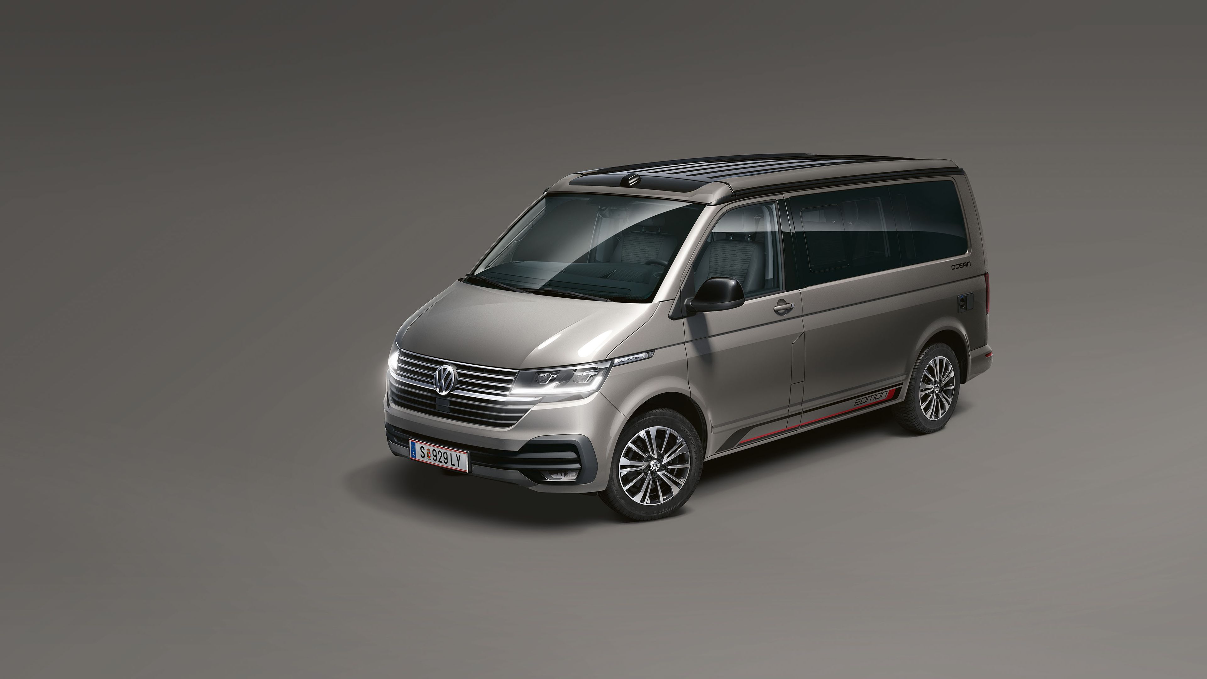 VW California 6.1 Edition vor grauem Hintergrund 