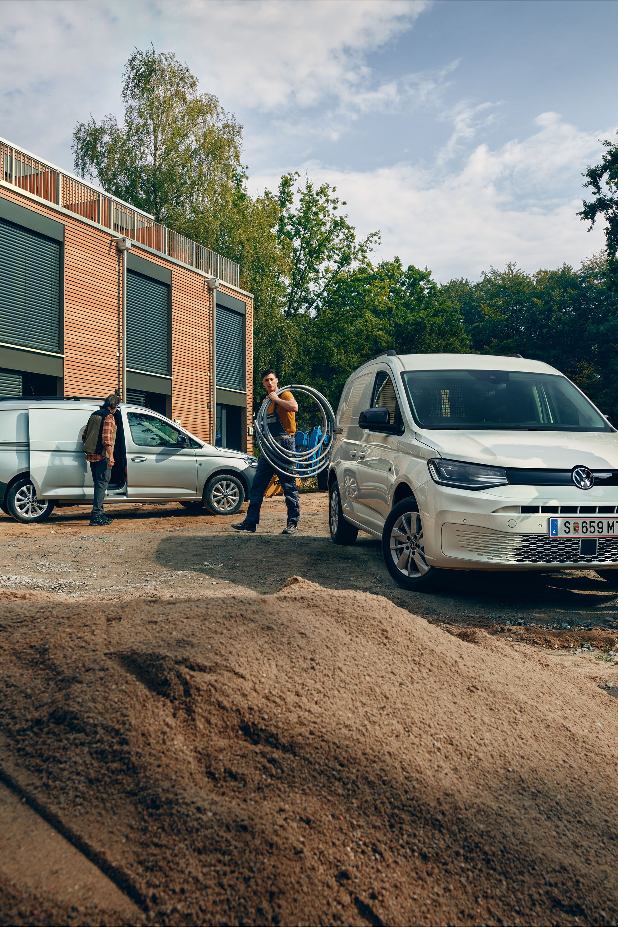 VW Caddy Cargo auf Baustelle