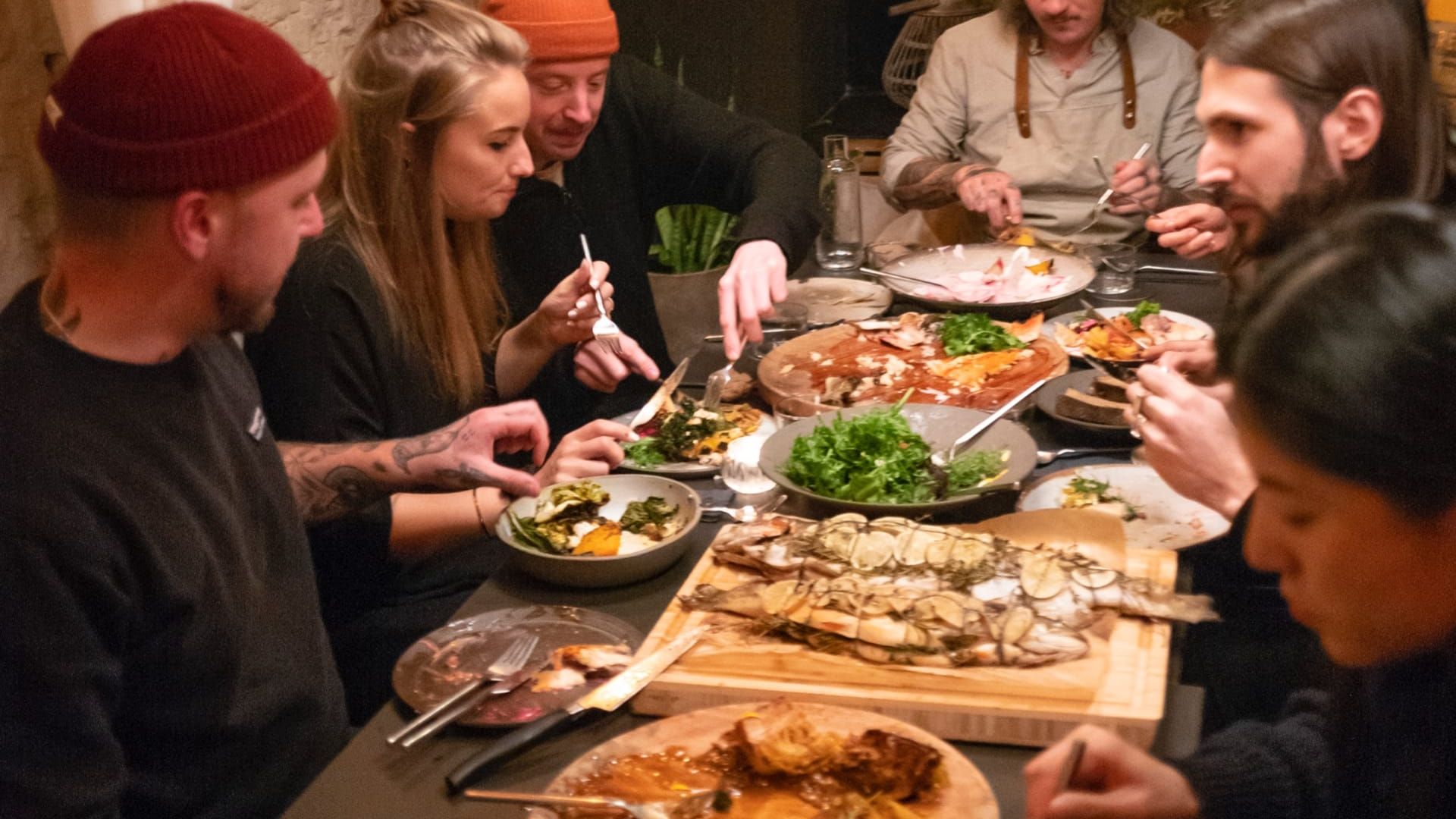 Menschen essen gemeinsam am Tisch