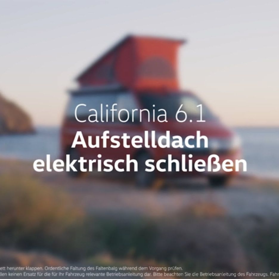 Roter VW California mit ausgeklapptem Dach, steht am Strand