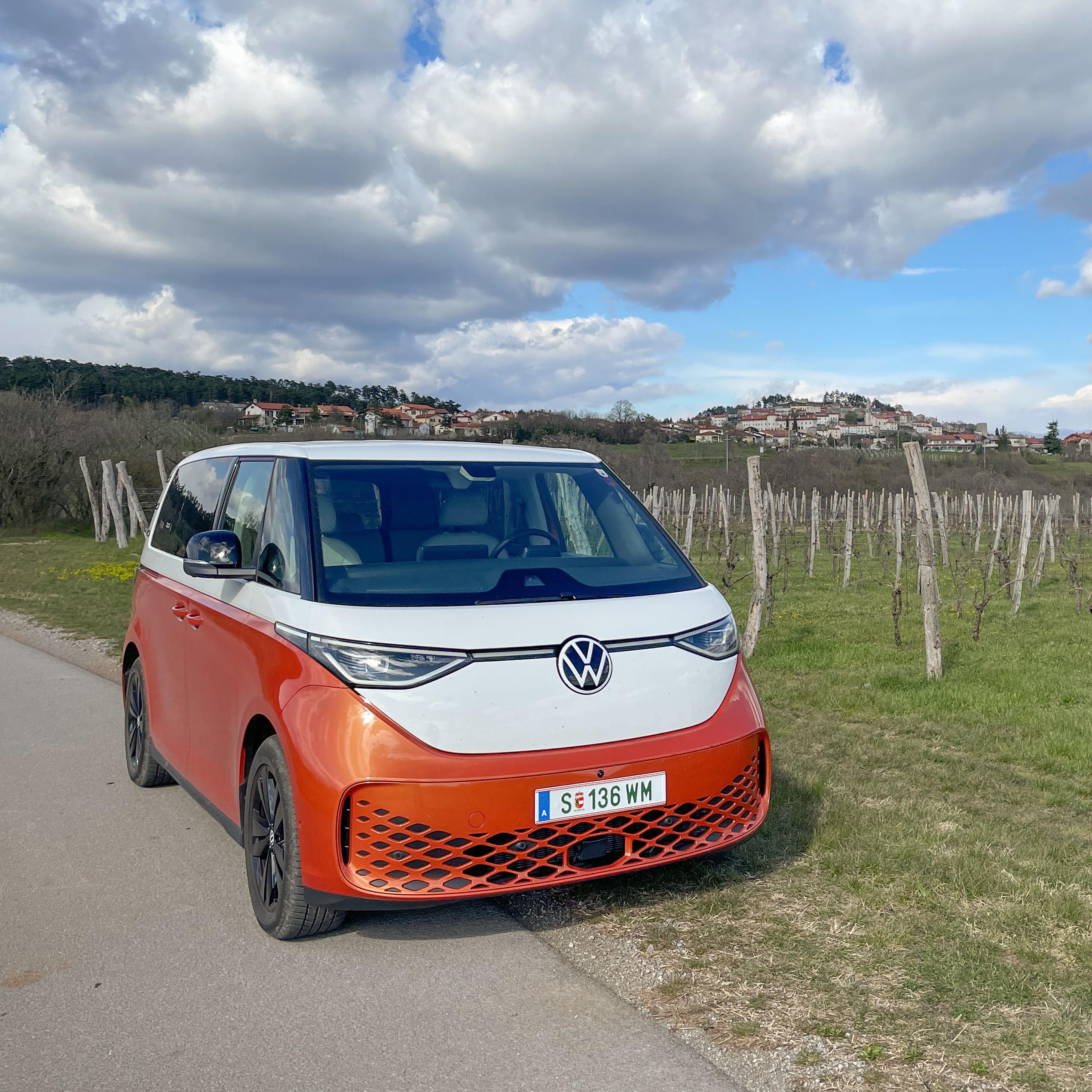 VW ID. Buzz auf winterlichen Straßen in Österreich