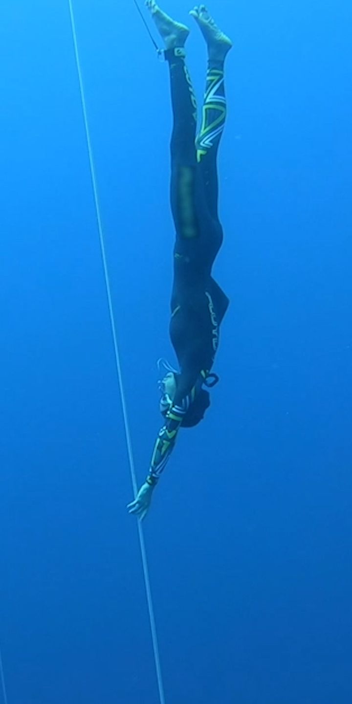 Alessia Loop beim Tauchen