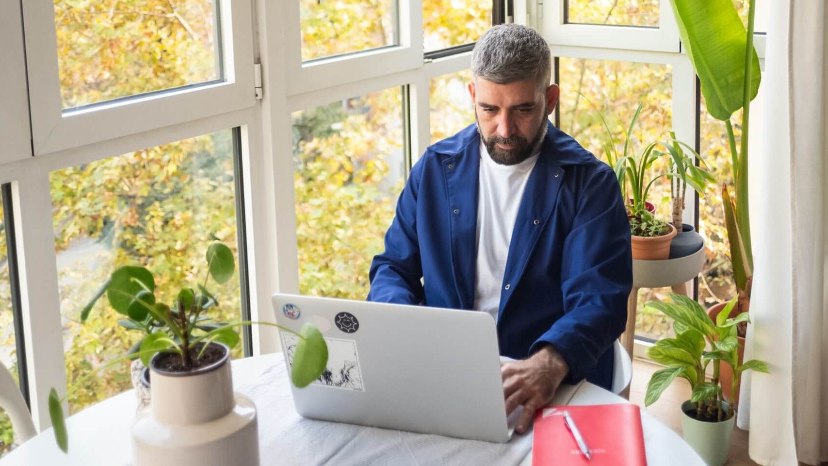 Mann arbeitet am Laptop drinnen