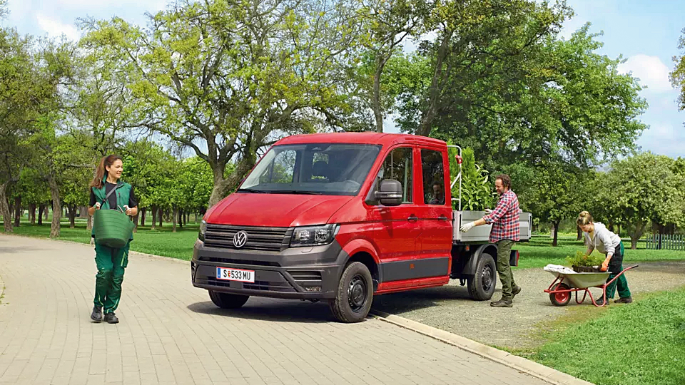 Crafter Pritschwagen wird von Gärtner beladen