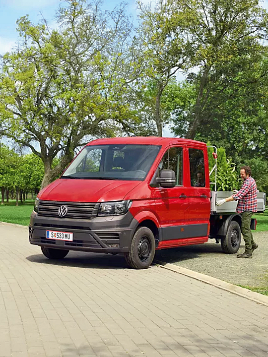 Crafter Pritschwagen wird von Gärtner beladen