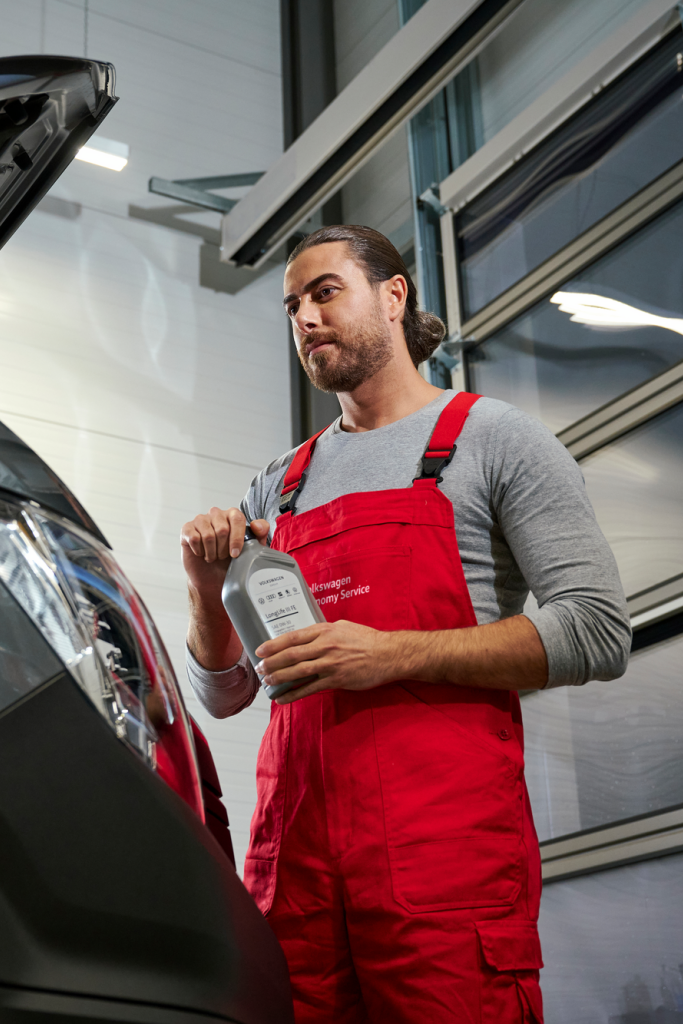 Ein VW Nutzfahrzeuge Service Partner beim Ölwechsel