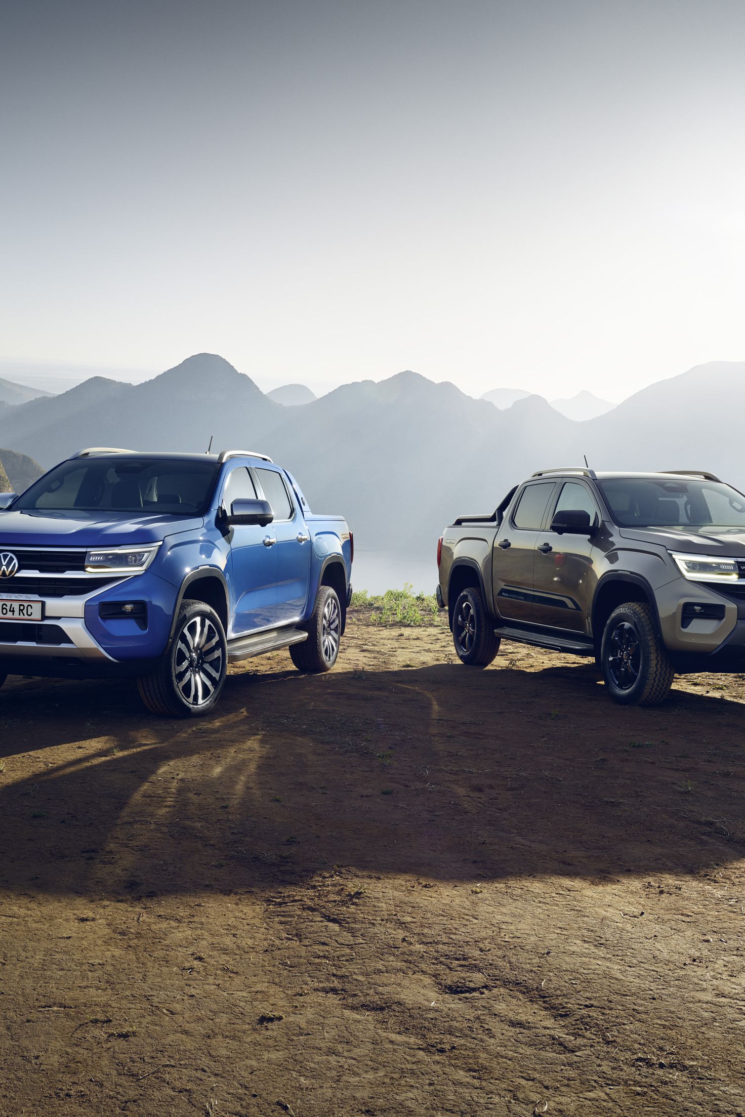 VW Amarok in Blau und in Hellbeige nebeneinander