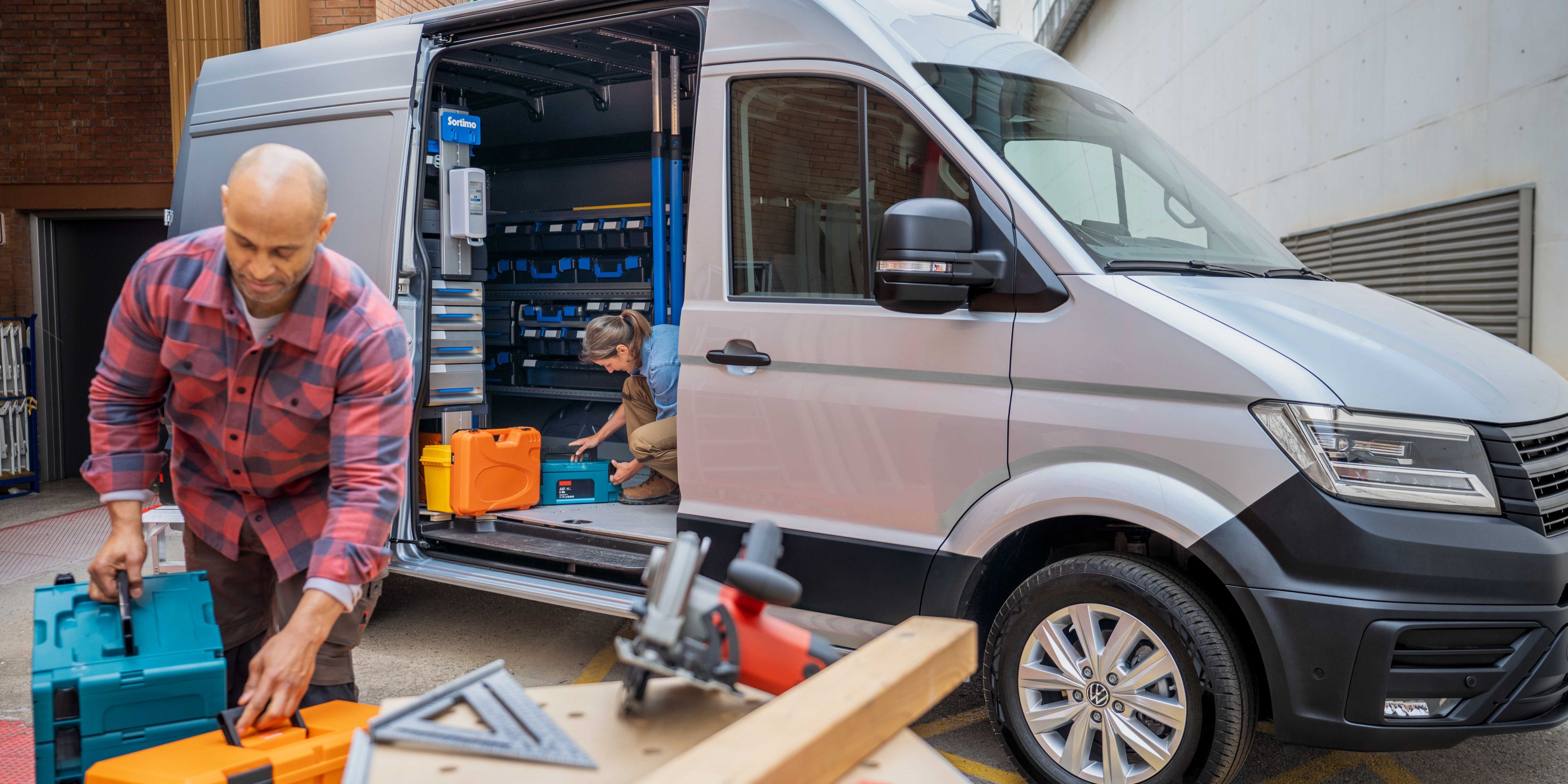 Zwei Handwerker bei einem Crafter Kastenwagen