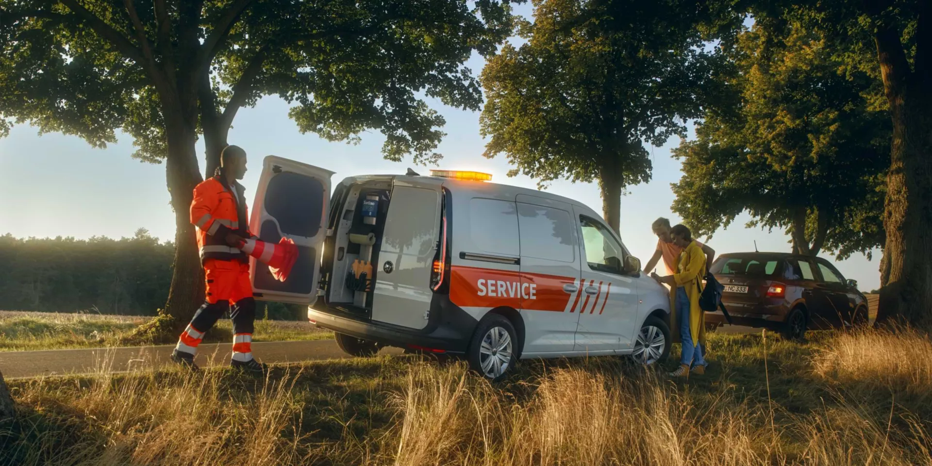 VW Caddy als Servicefahrzeug umgebaut parkt an Straßenrand