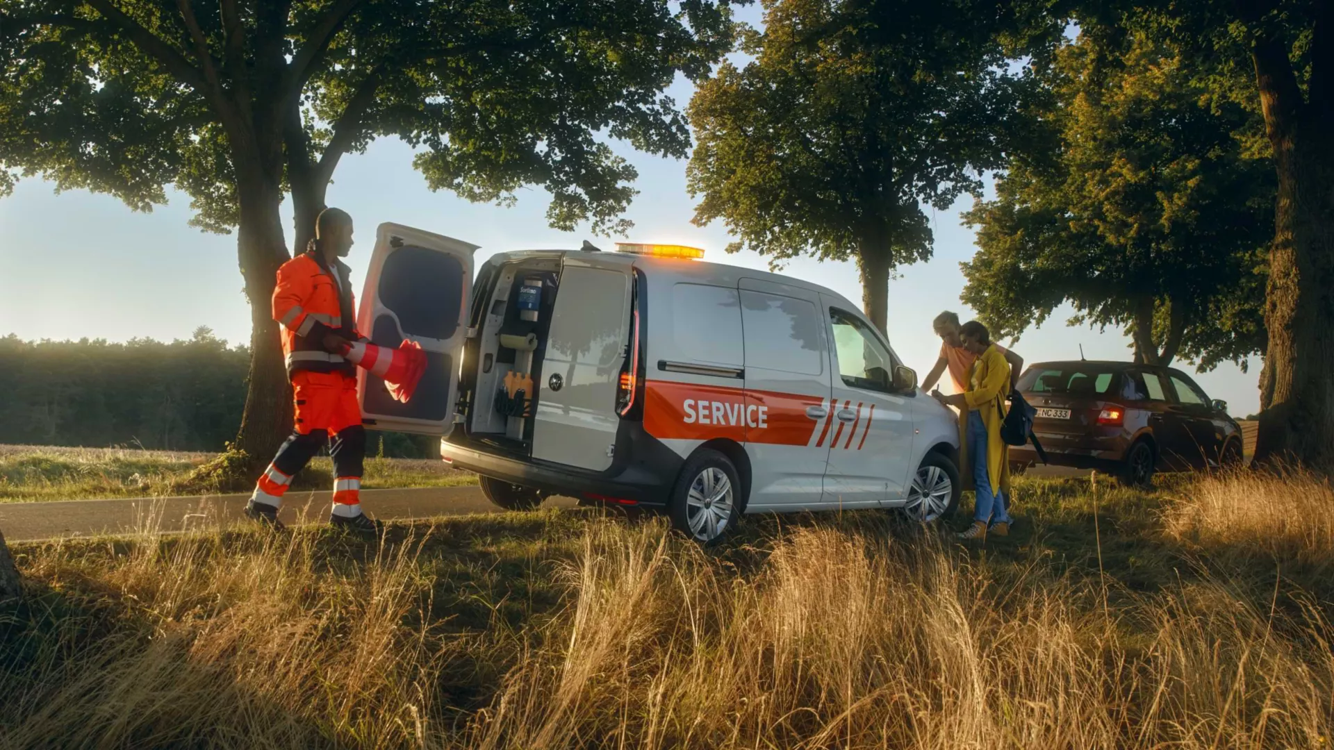 VW Caddy als Servicefahrzeug umgebaut parkt an Straßenrand