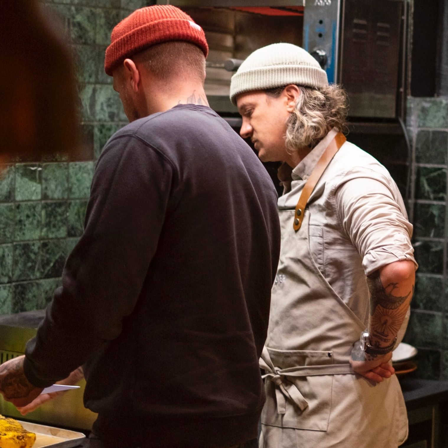 Zwei Männer sind in der Küche und kochen