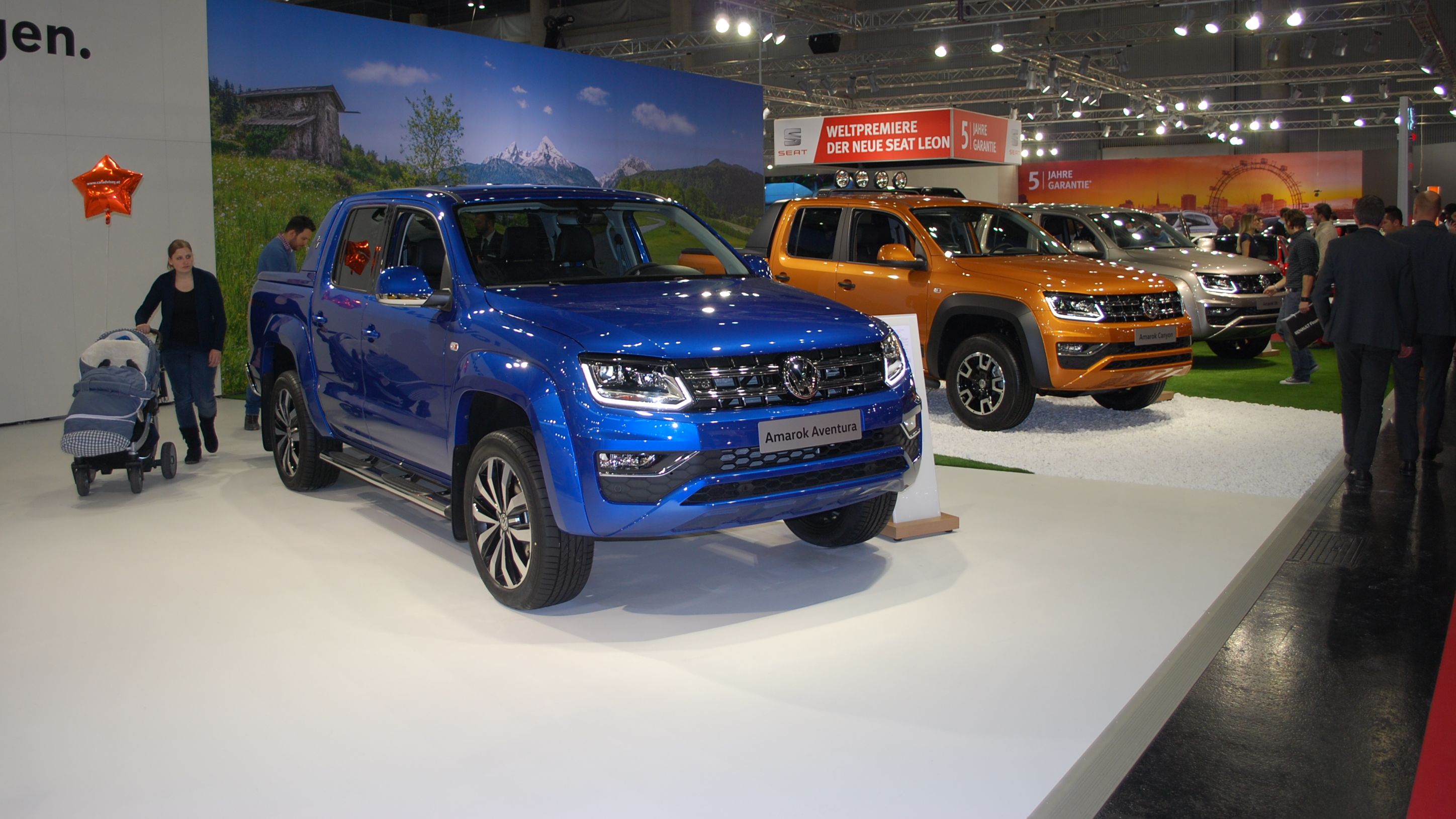 drei vw amarok modelle - blau, orange, mojave beige