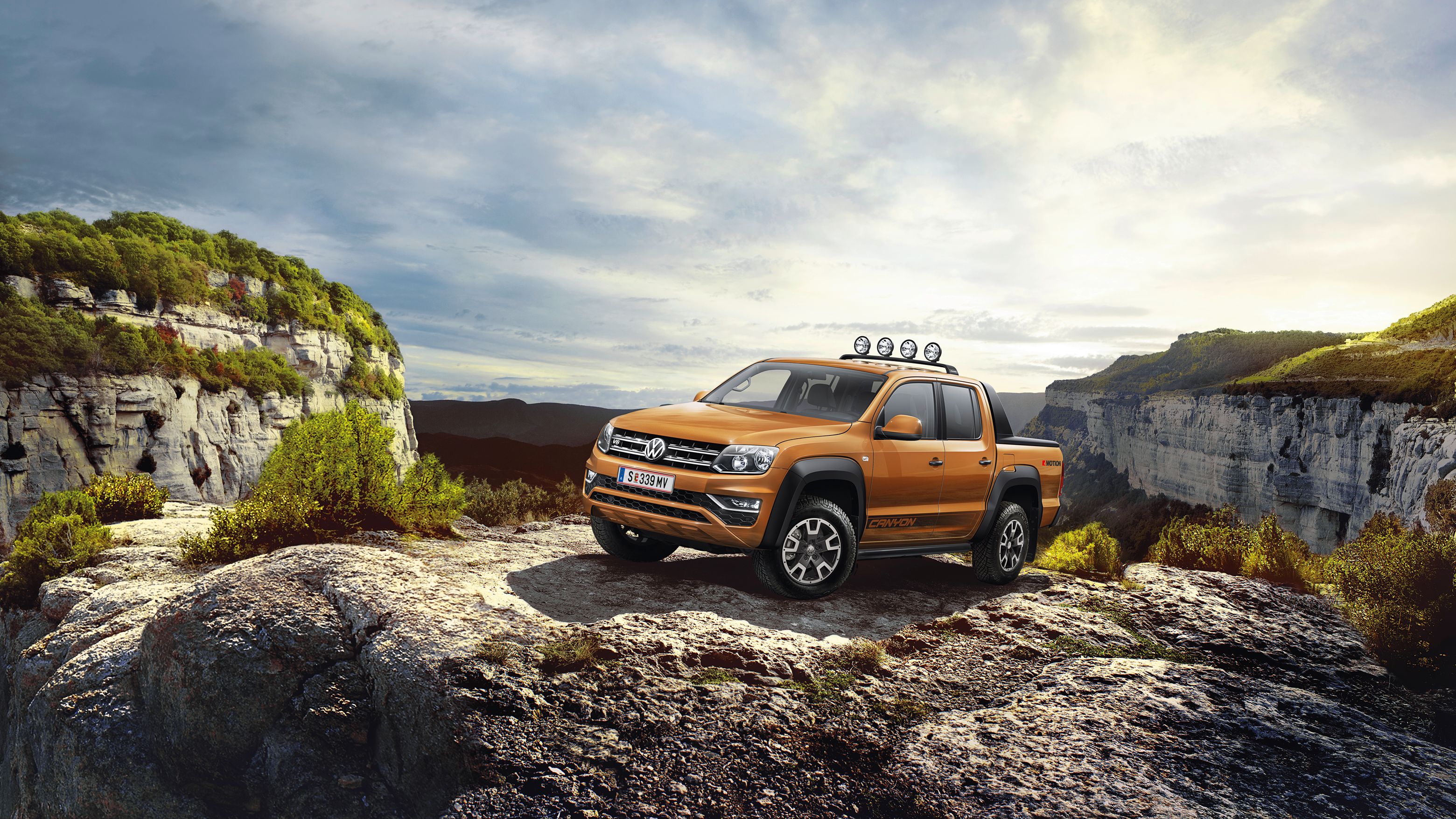 VW Amarok Canyon steht auf Felsen