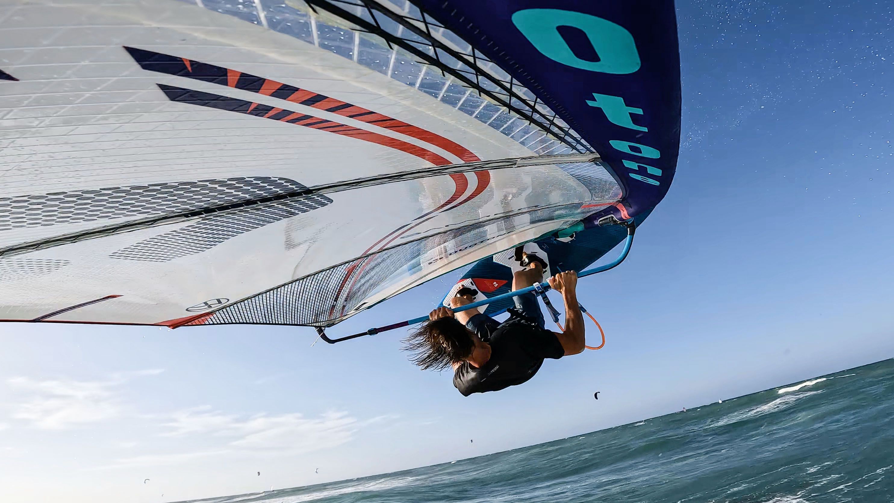 Chris Sammer springt beim Windsurfen