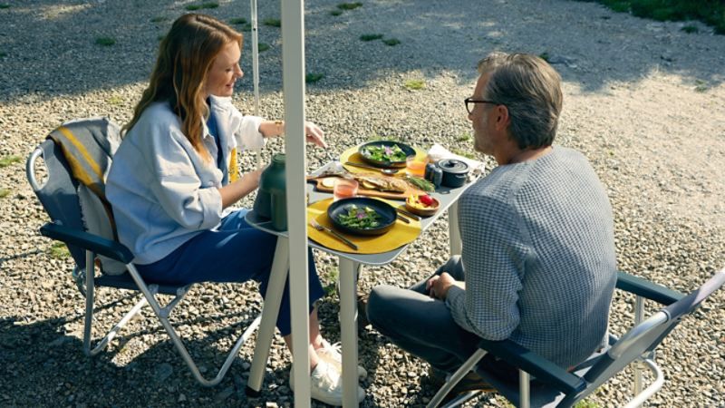 Ein Paar nutzt den Camping Tisch