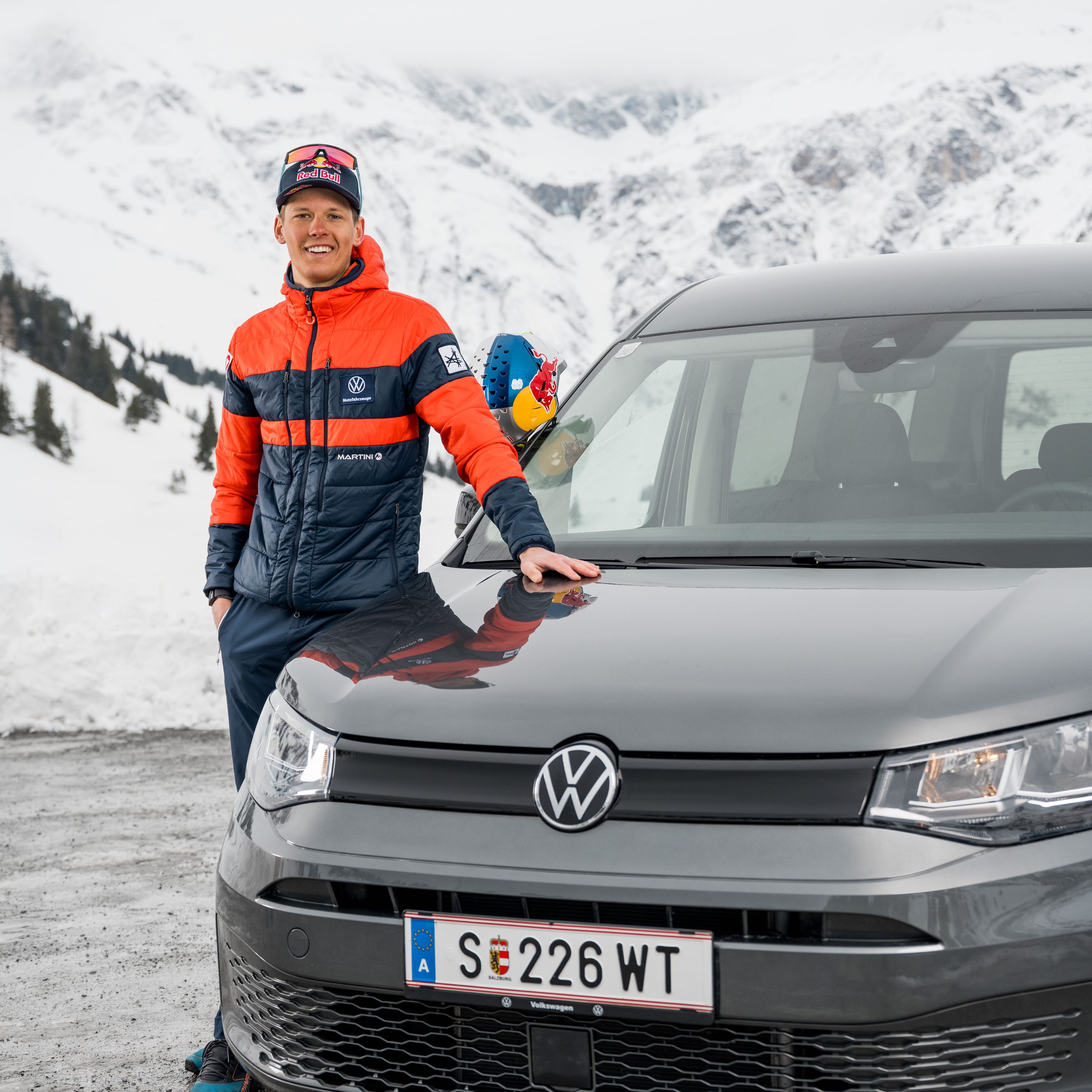 Paul Verbnjak steht neben der Motorhaube seines Caddys