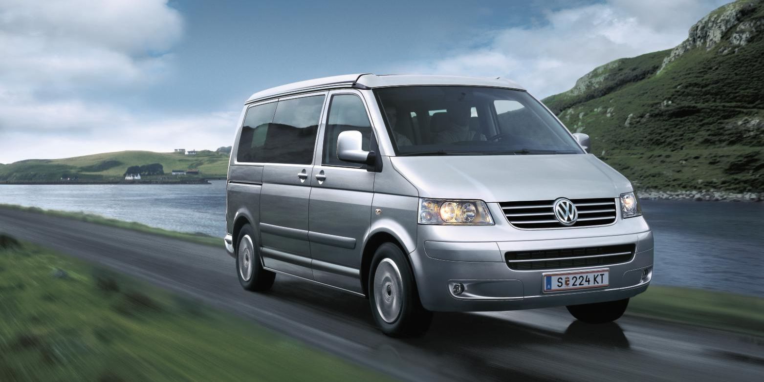 VW T5 Silber fährt auf Straße