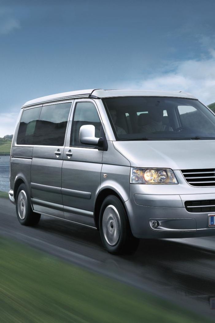 VW T5 Silber fährt auf Straße