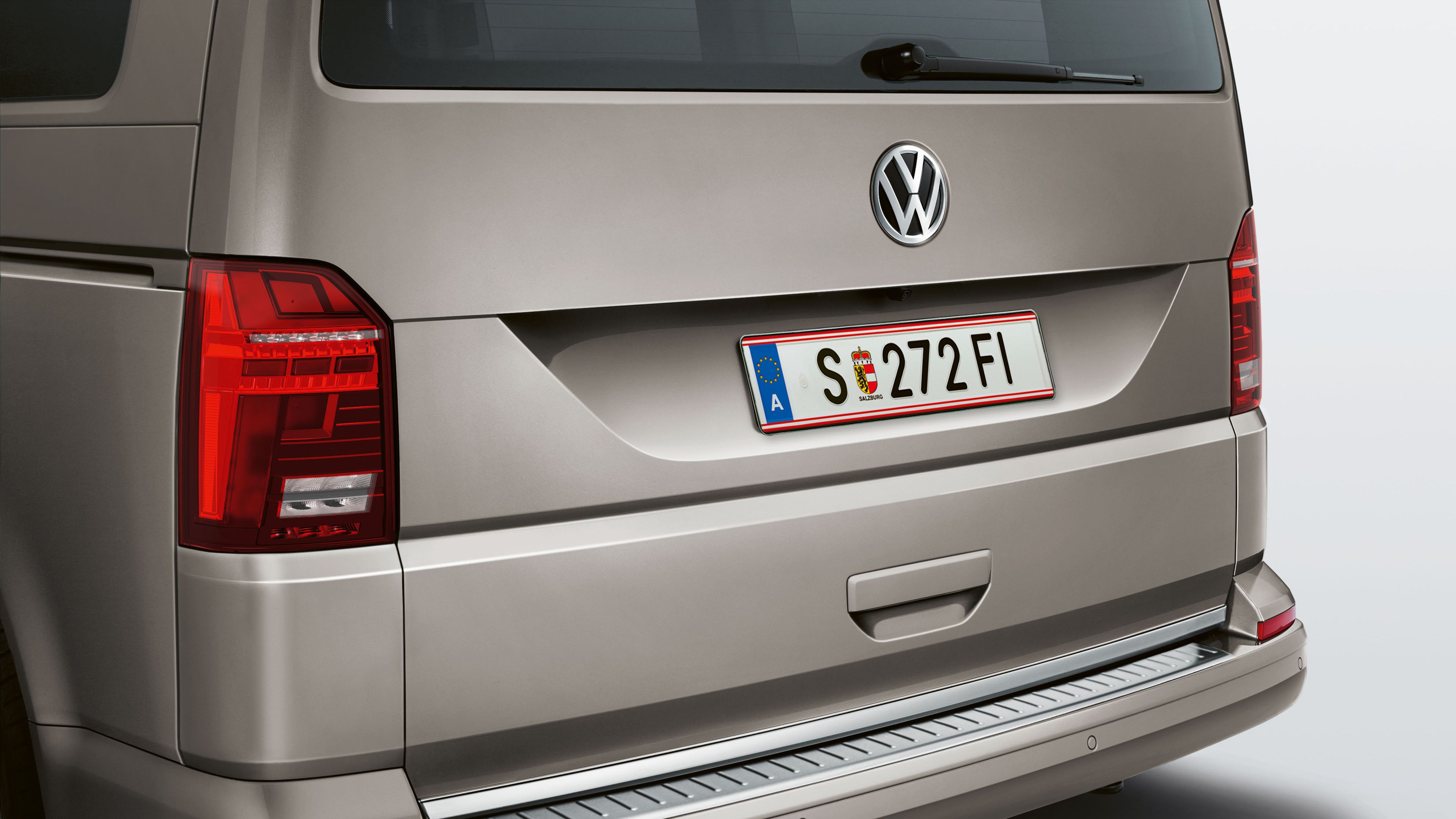 VW Caravelle 6.1 mit Ladekantenschutz in der Heckansicht