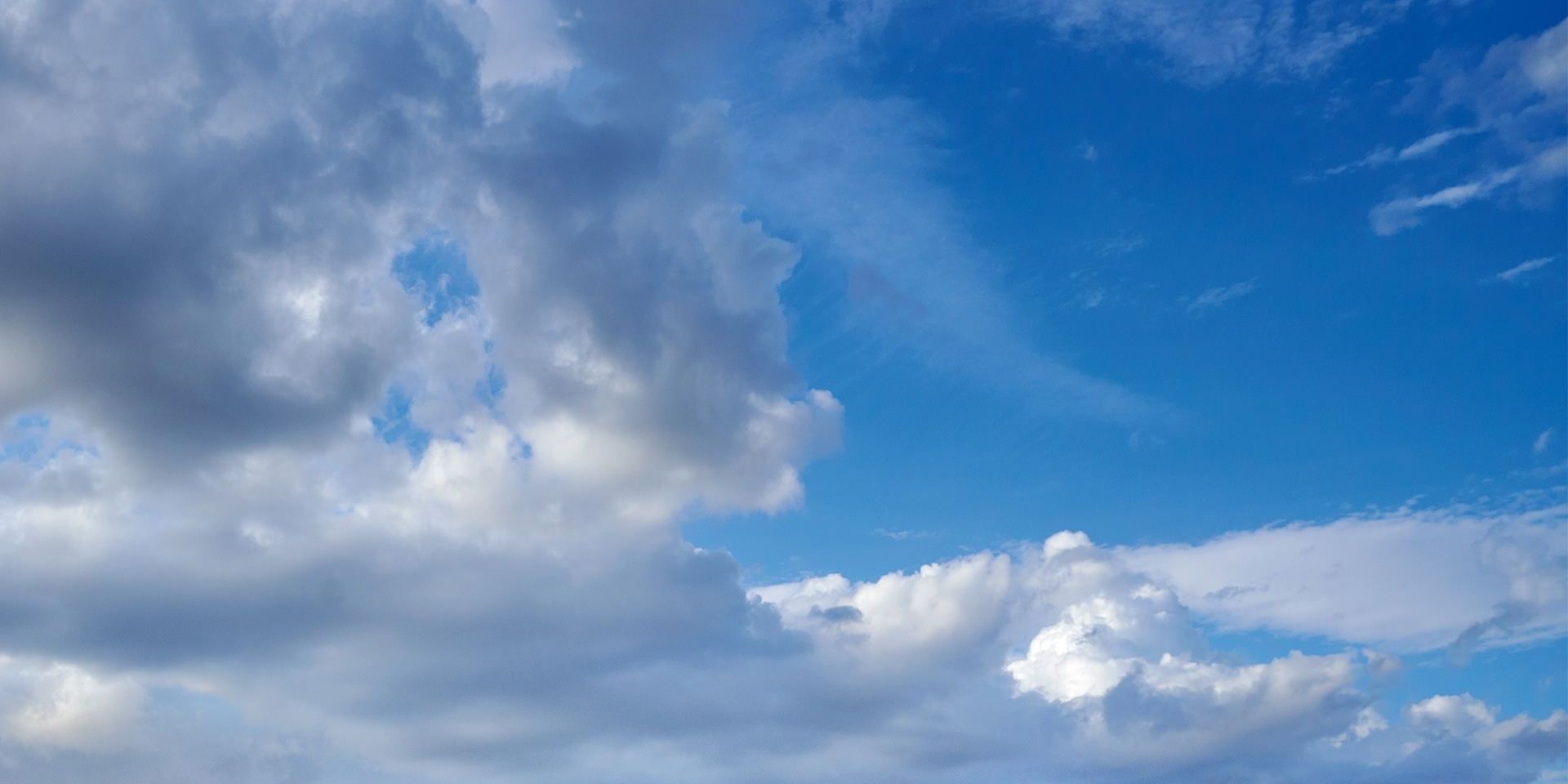 Blauer Himmel mit Wolken