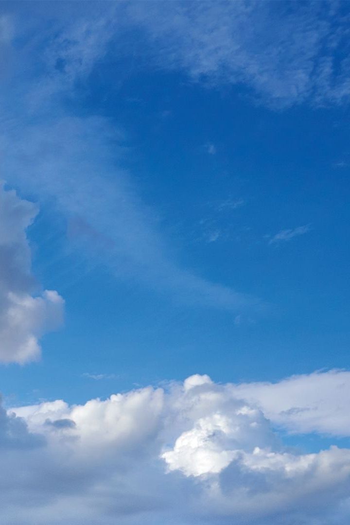 Blauer Himmel mit Wolken