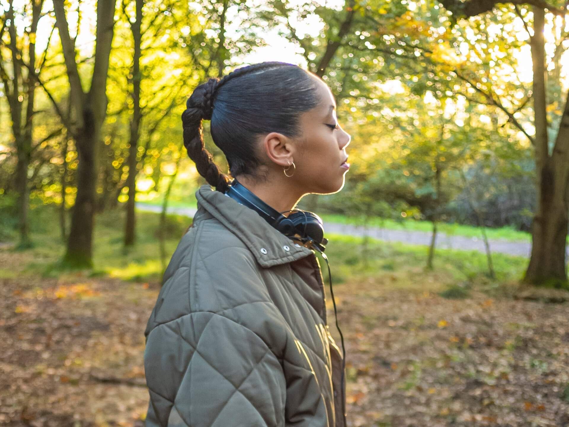 Jayda G ist draußen in der Natur