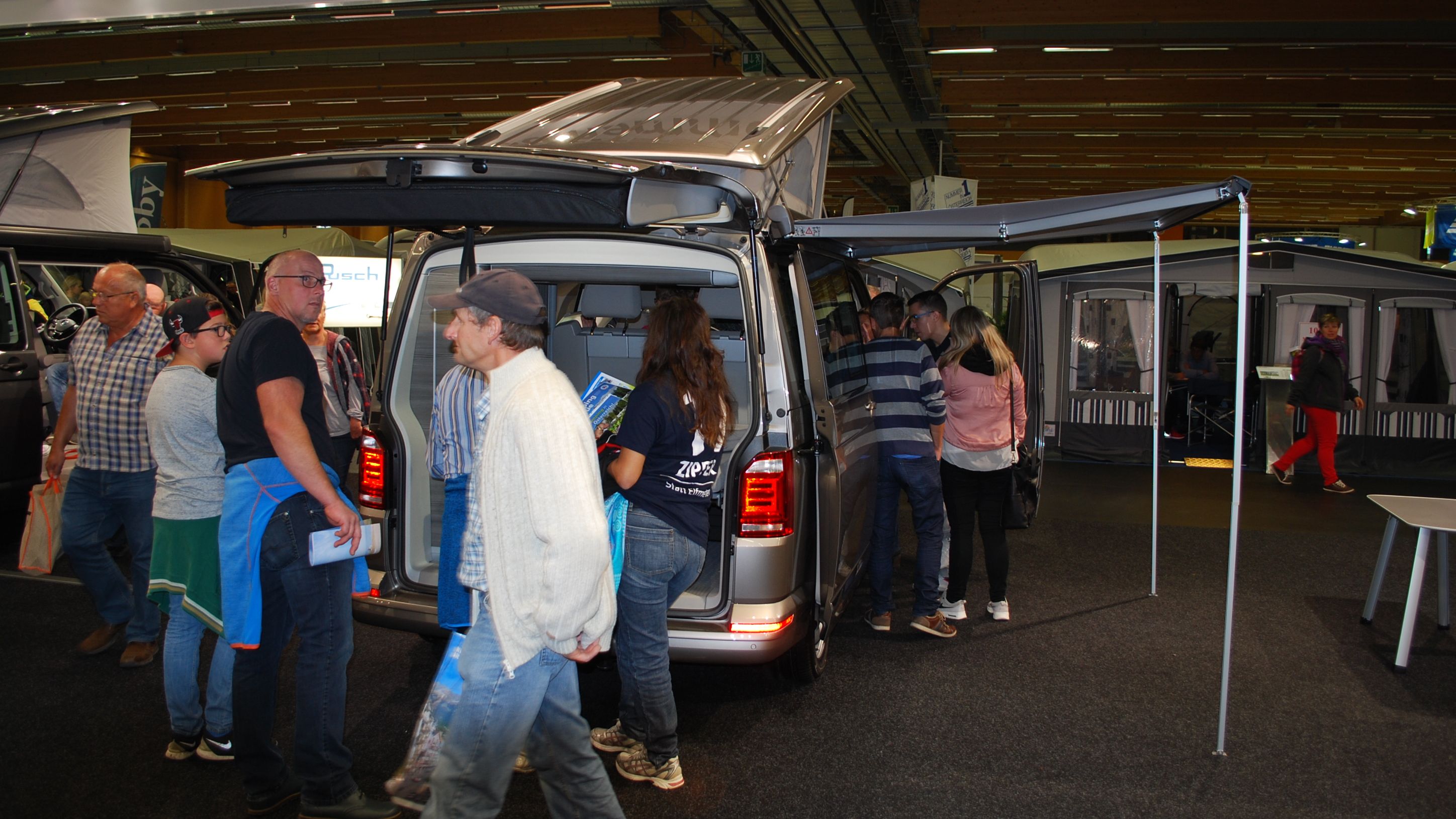 Messestand VW Nutzfahrzeuge viele Besucher