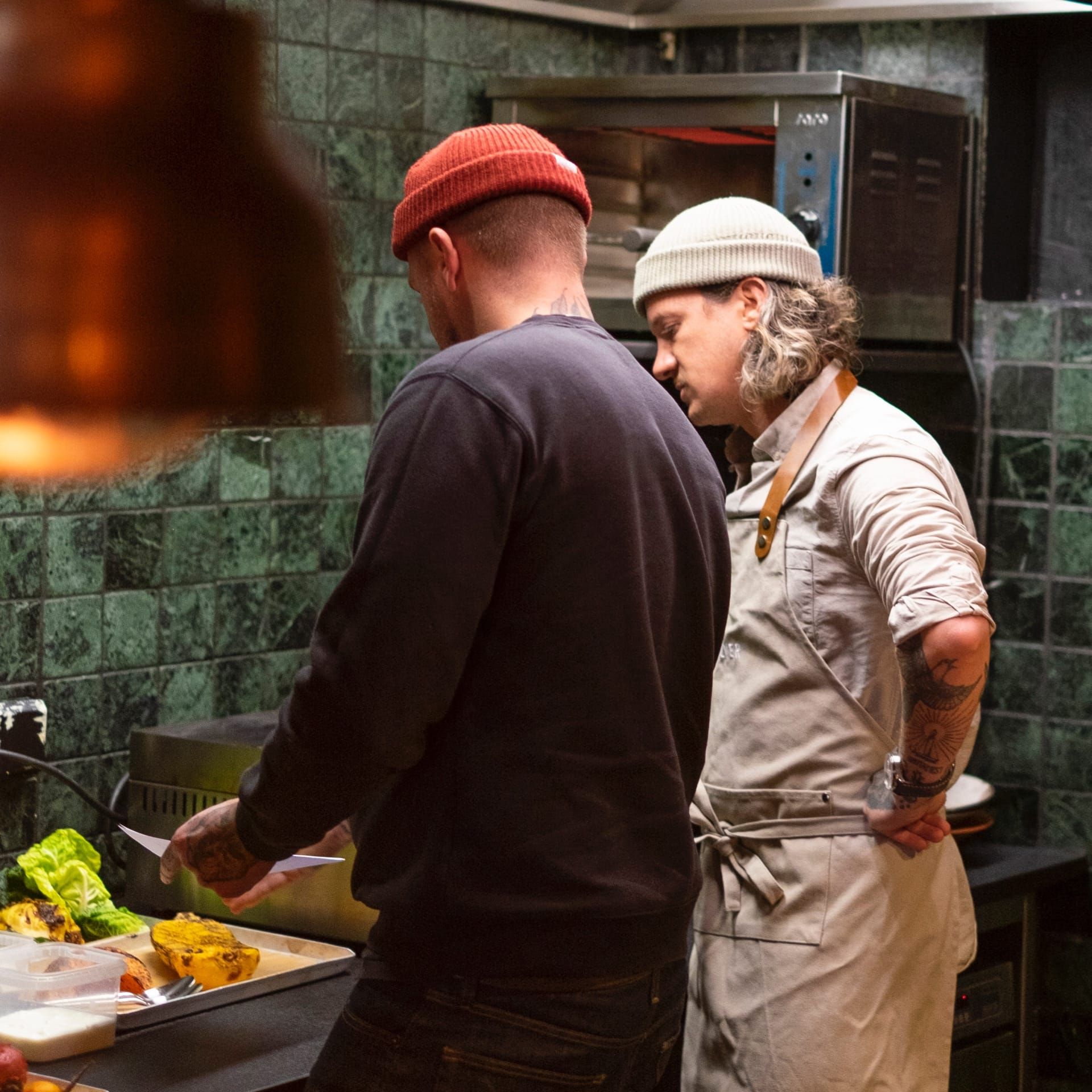 Zwei Männer sind in der Küche und kochen