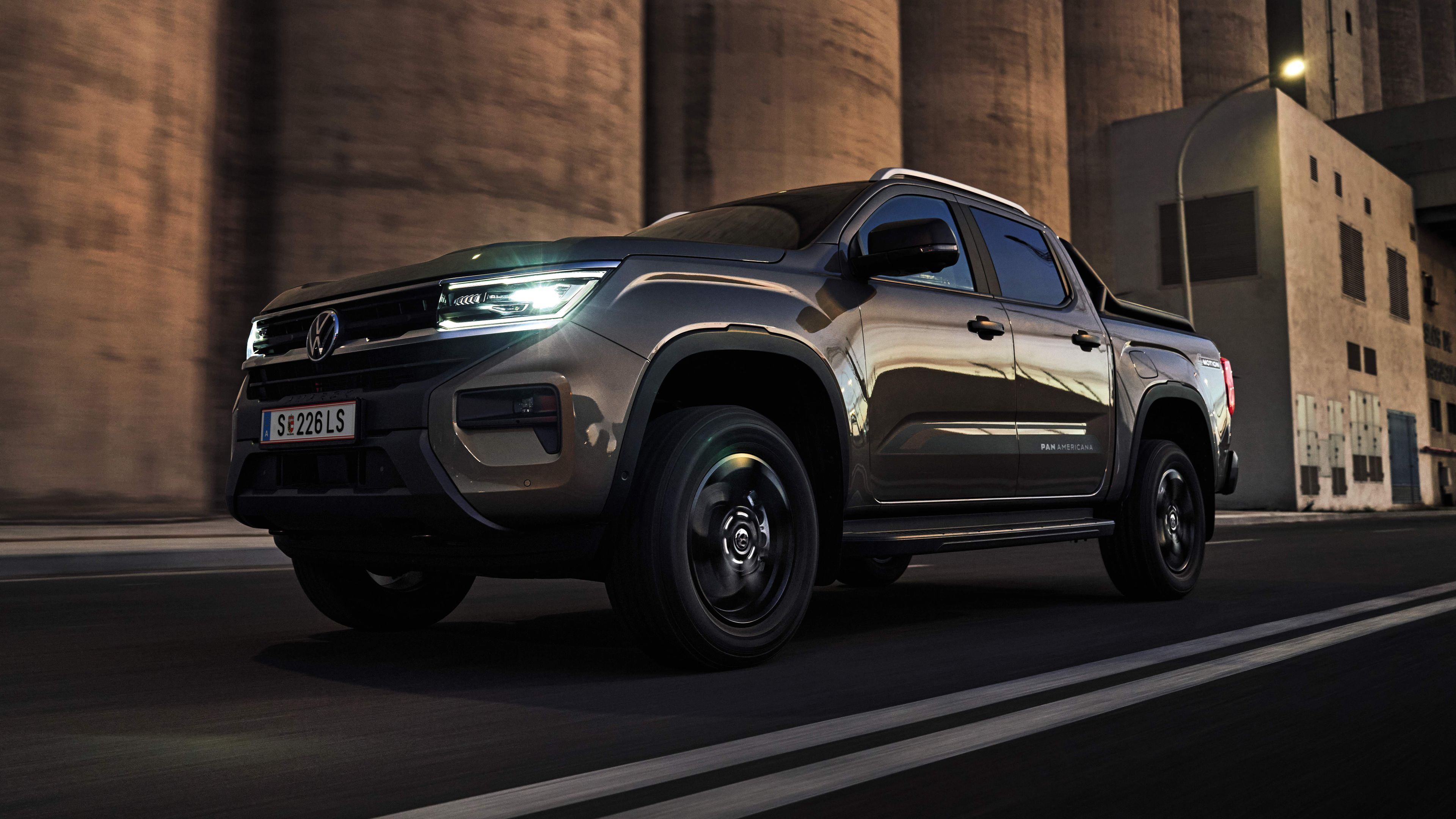 Amarok fährt bei Nacht durch eine Stadt