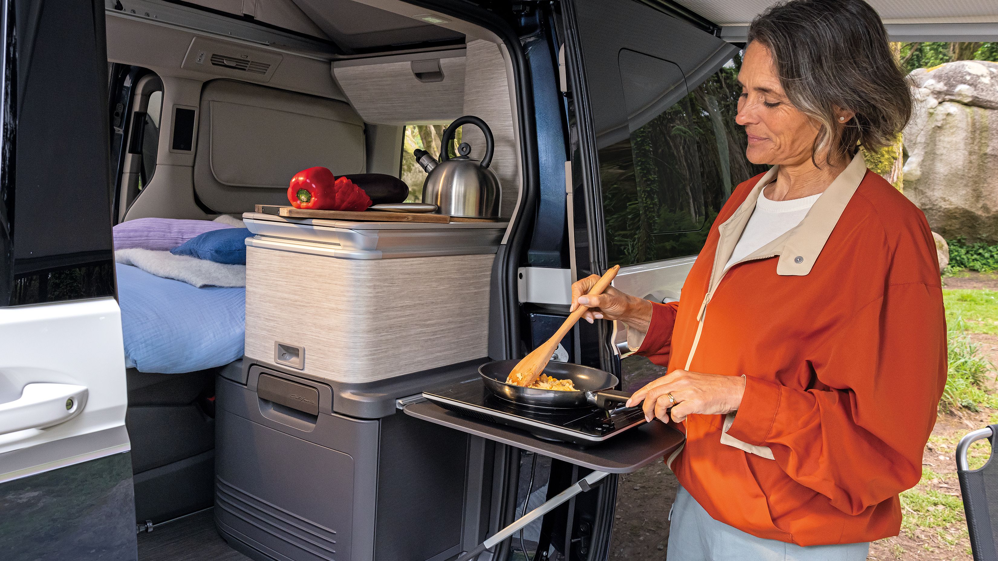 Eine Frau kocht als Frühstück ein Rührei in der Küche des New California