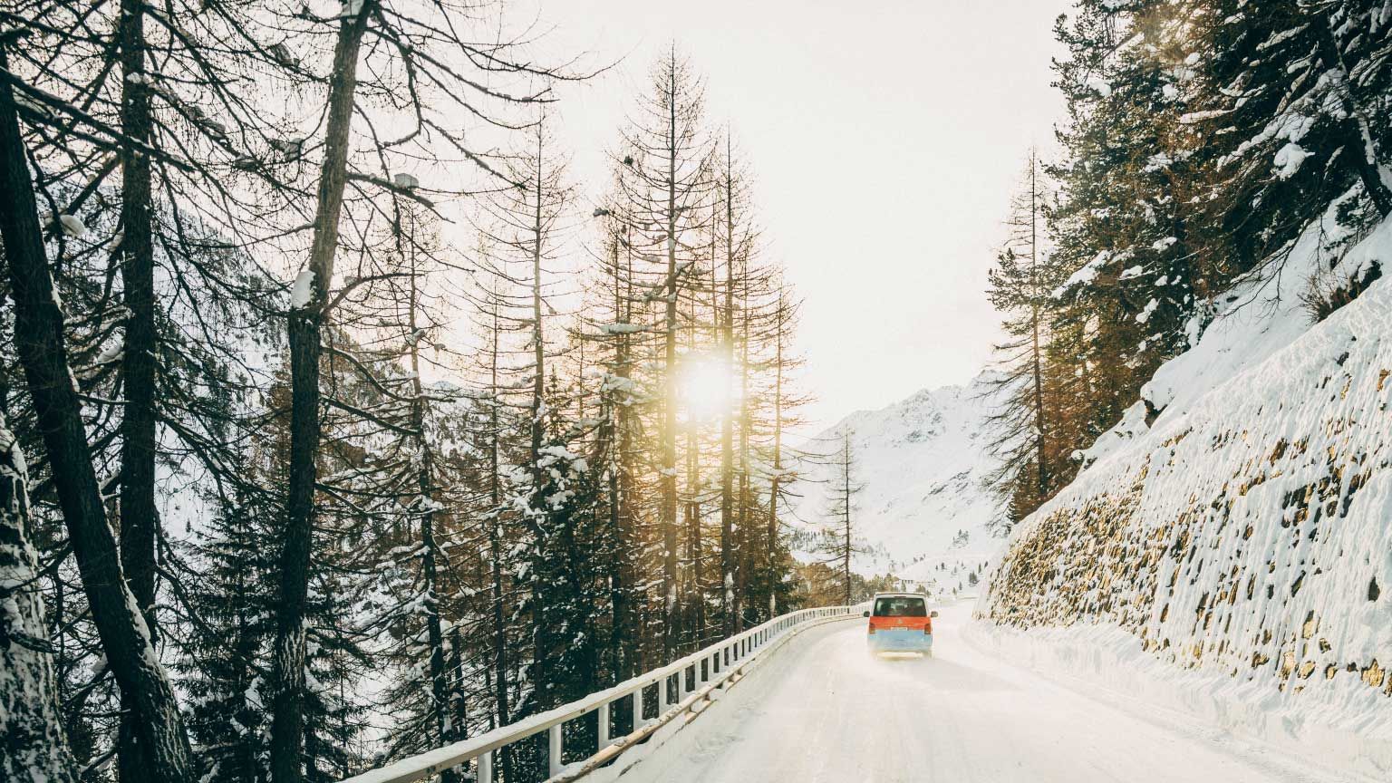 Ein VW Nutzfahrzeug auf einer winterlichen Straße