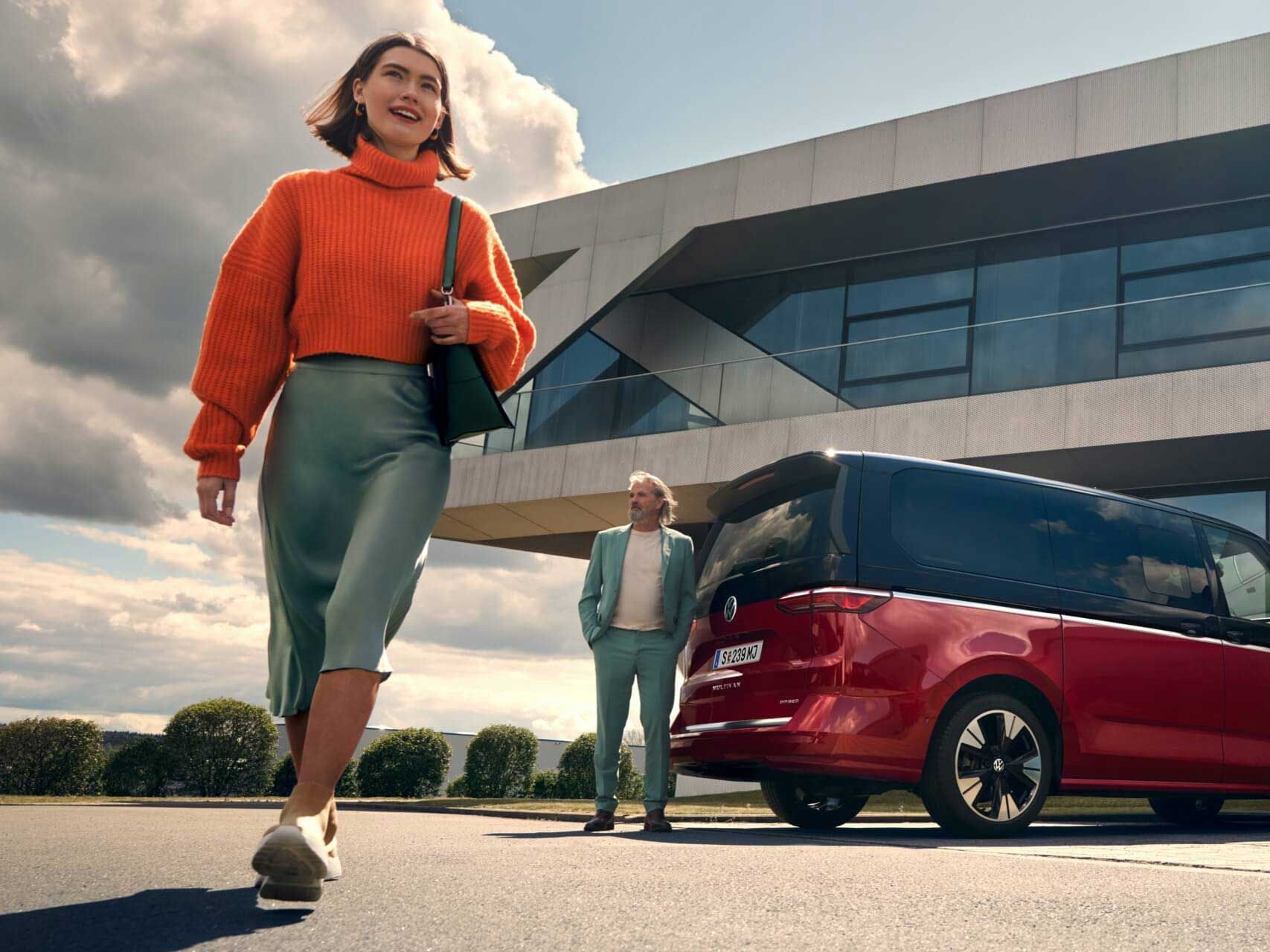 Der VW Multivan steht an einer Ladesäule.