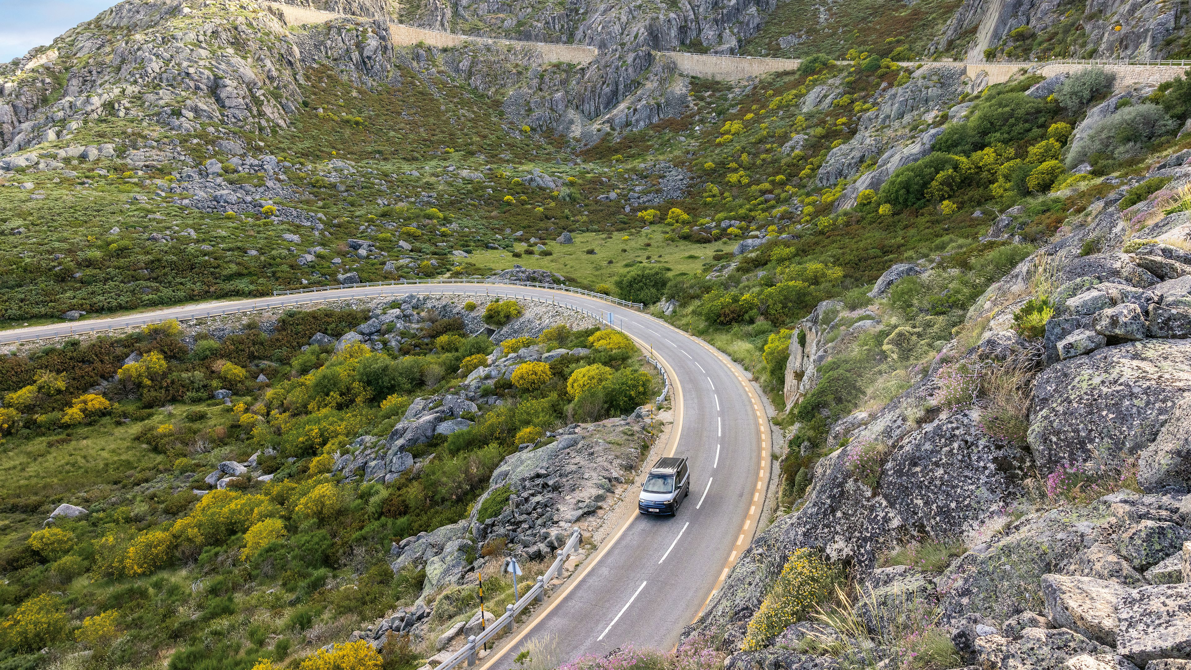 New California fährt eine kurvenreiche Bergstraße entlang