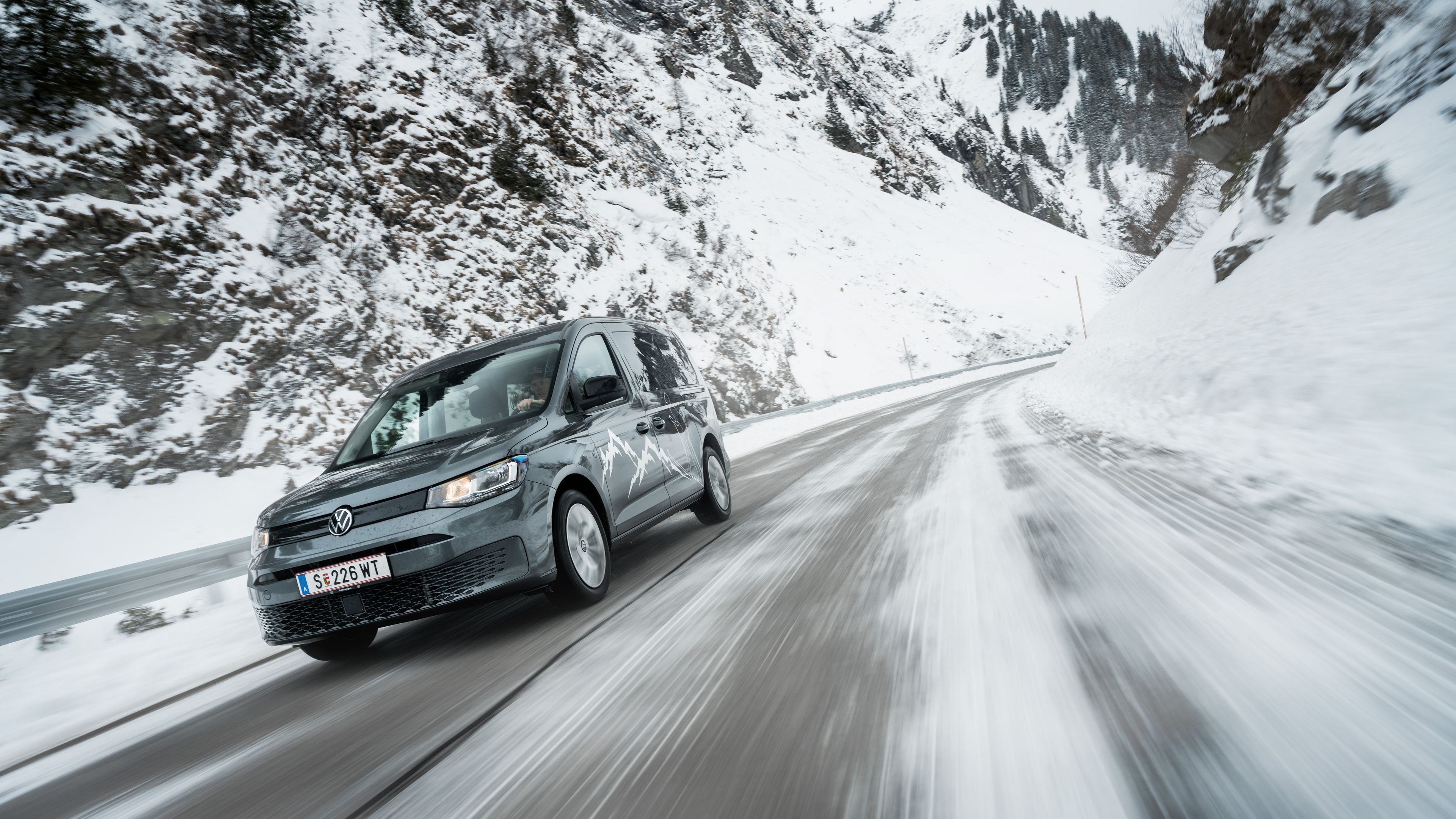 Paul Verbnjak fährt eine Bergstraße im Winter in seinem VW Caddy entlang