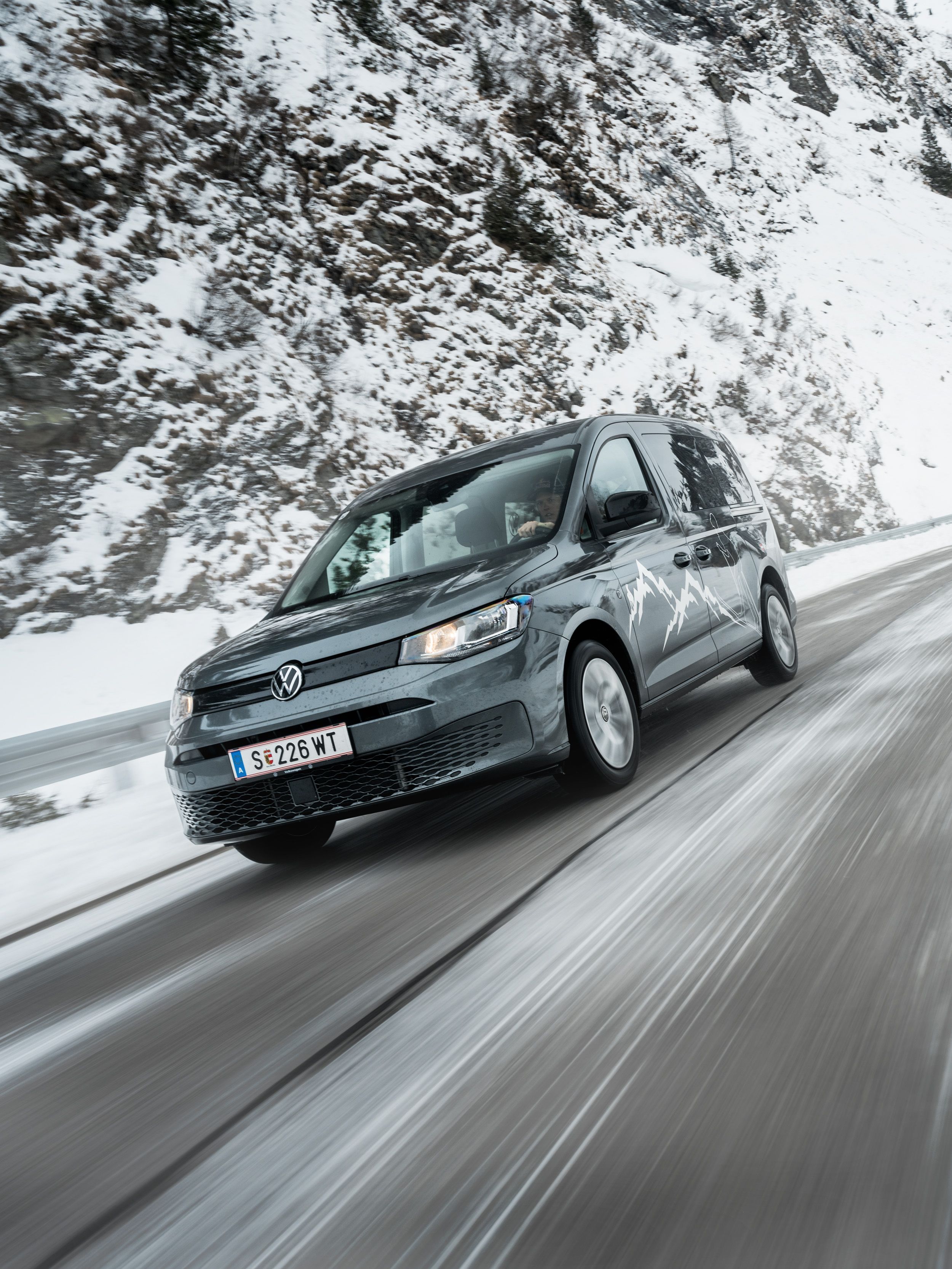 Paul Verbnjak fährt eine Bergstraße im Winter in seinem VW Caddy entlang