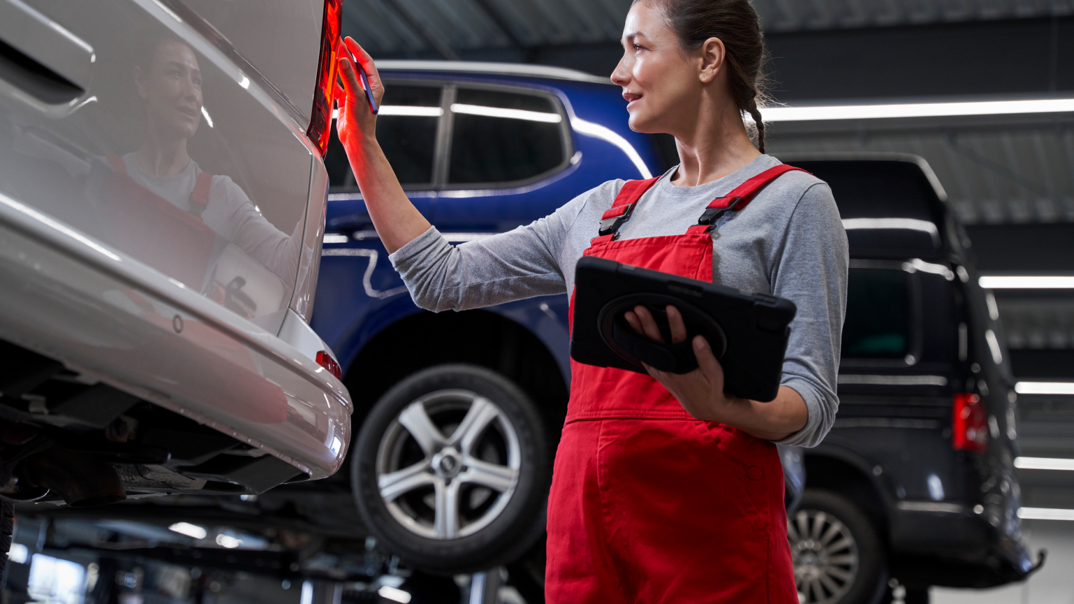 VW Nutzfahrzeuge Technikerin bei der Kontrolle