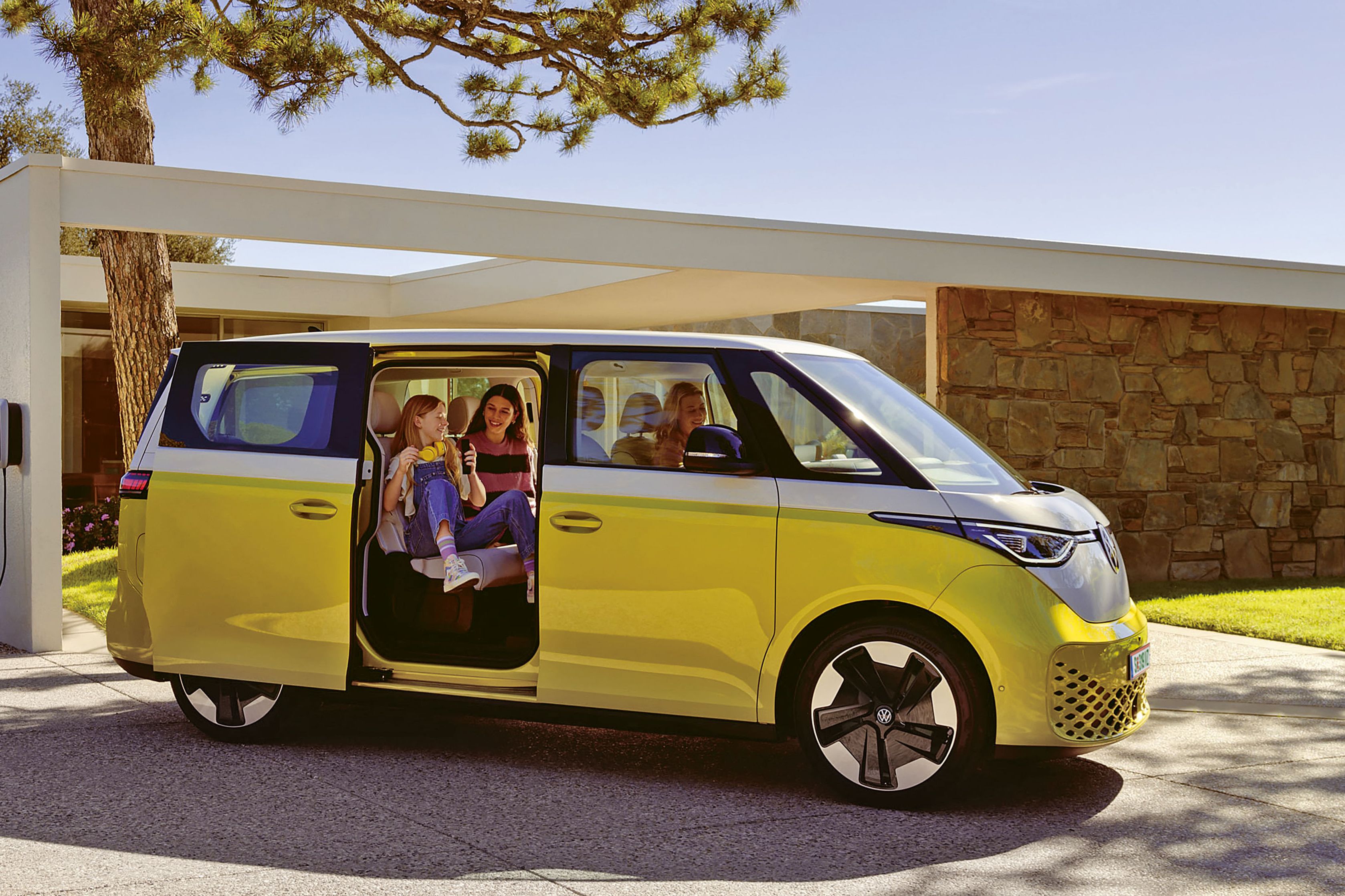 Ein orangener Volkswagen Multivan T7 Energetic Familienauto