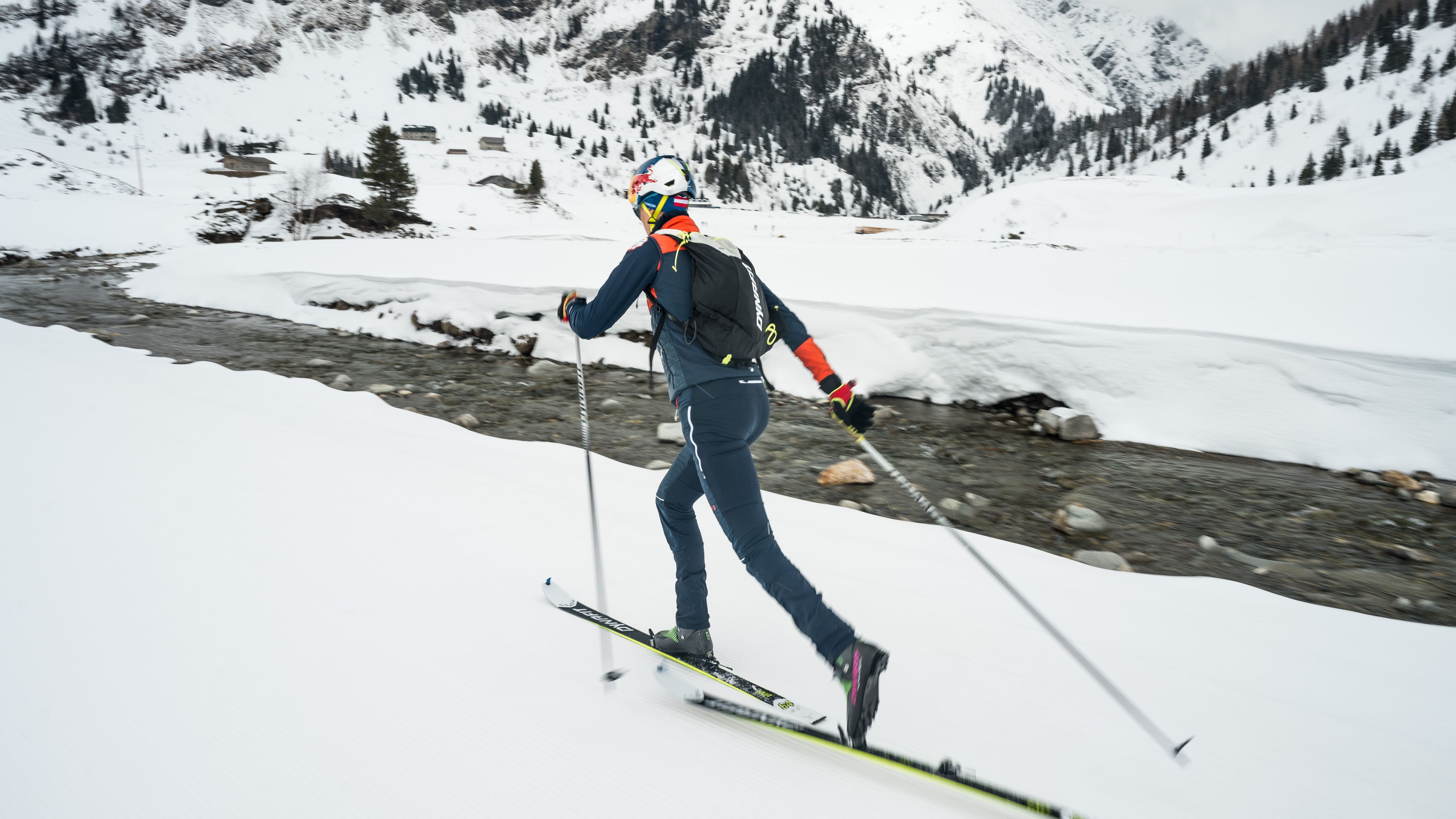 Paul Verbnjak geht eine Skitour entlang eines Bachs 